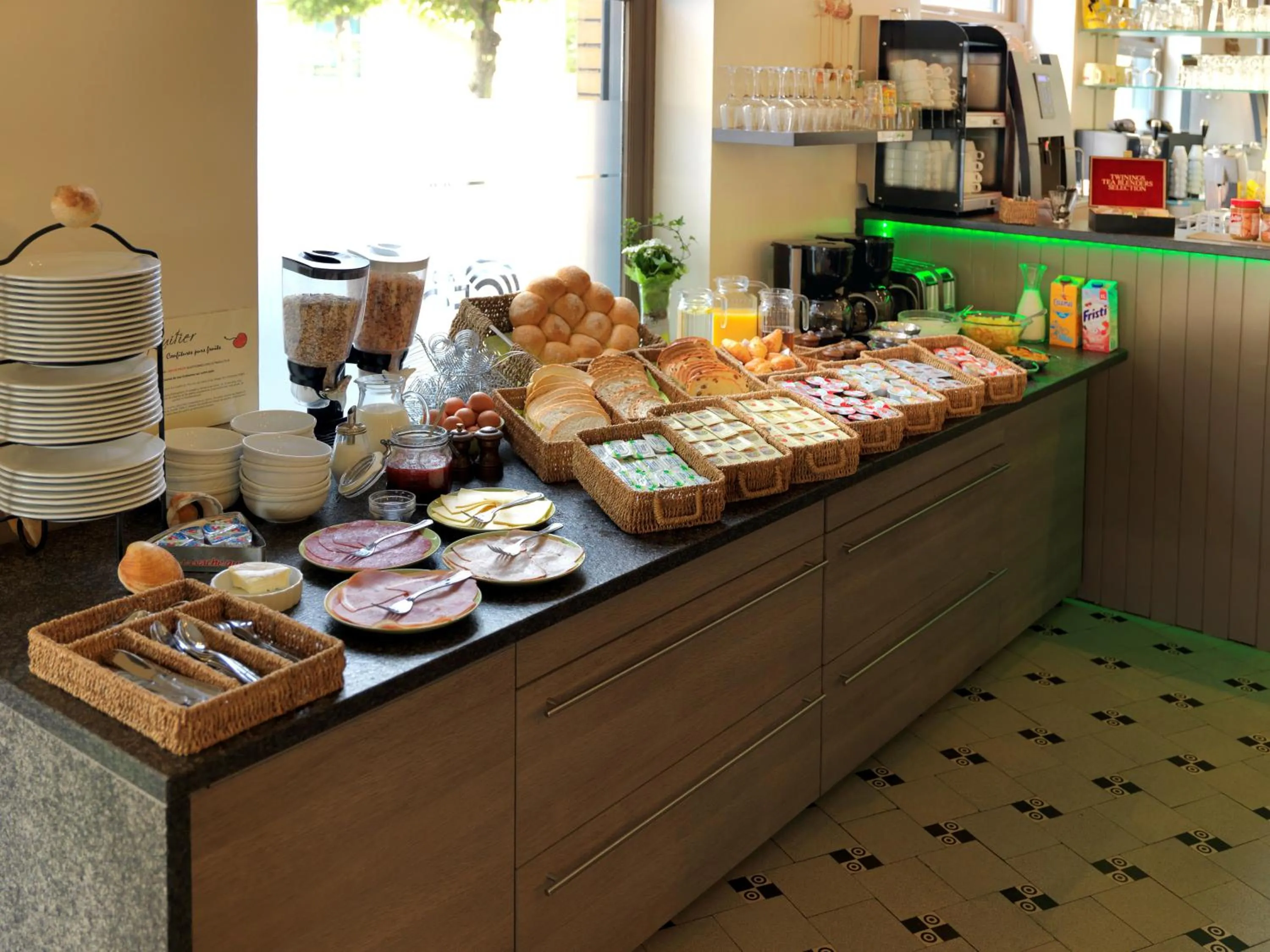 Restaurant/places to eat in Hotel Cecil