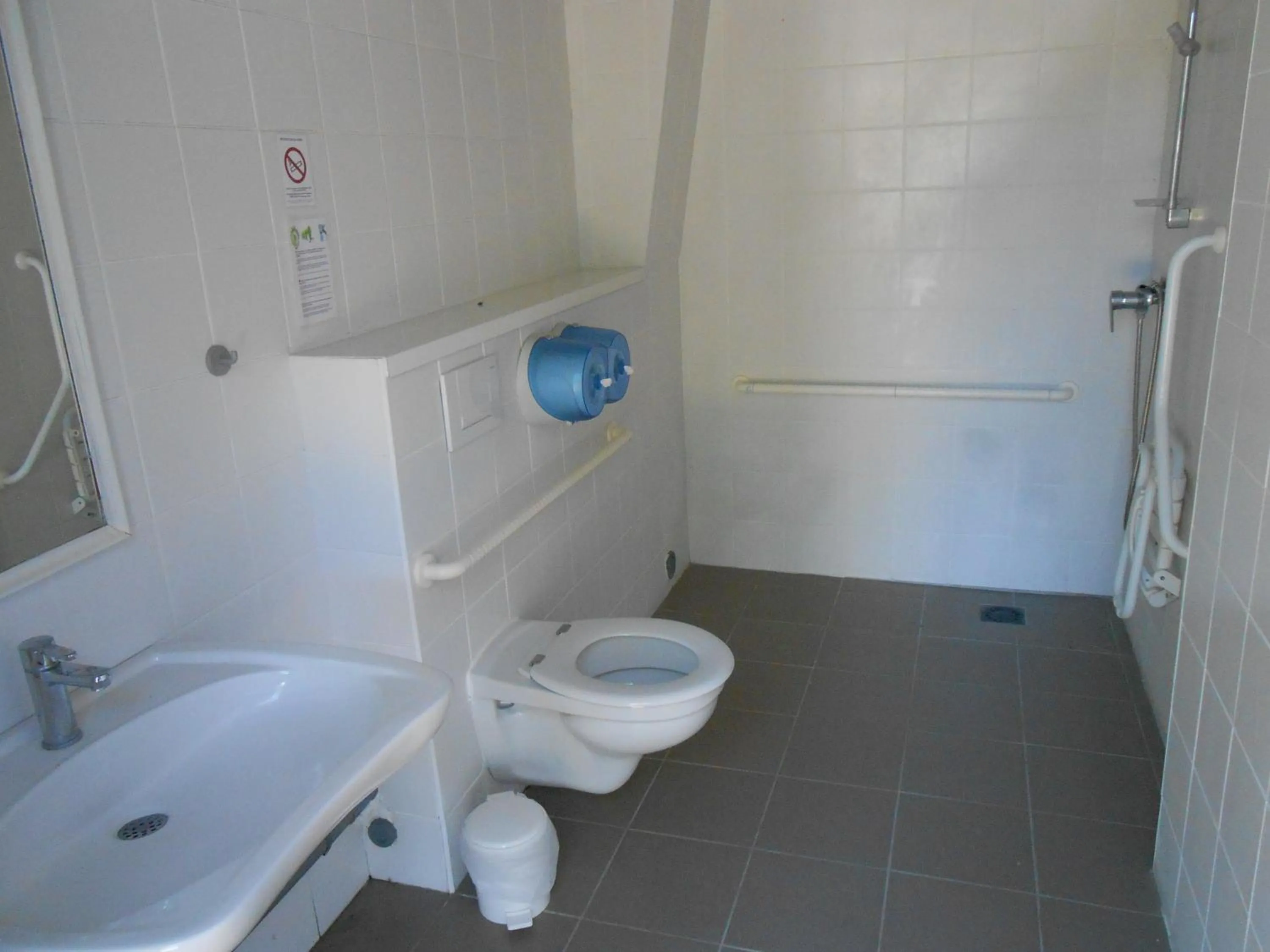 Bathroom in Camping de Tournus - Drole de cabane
