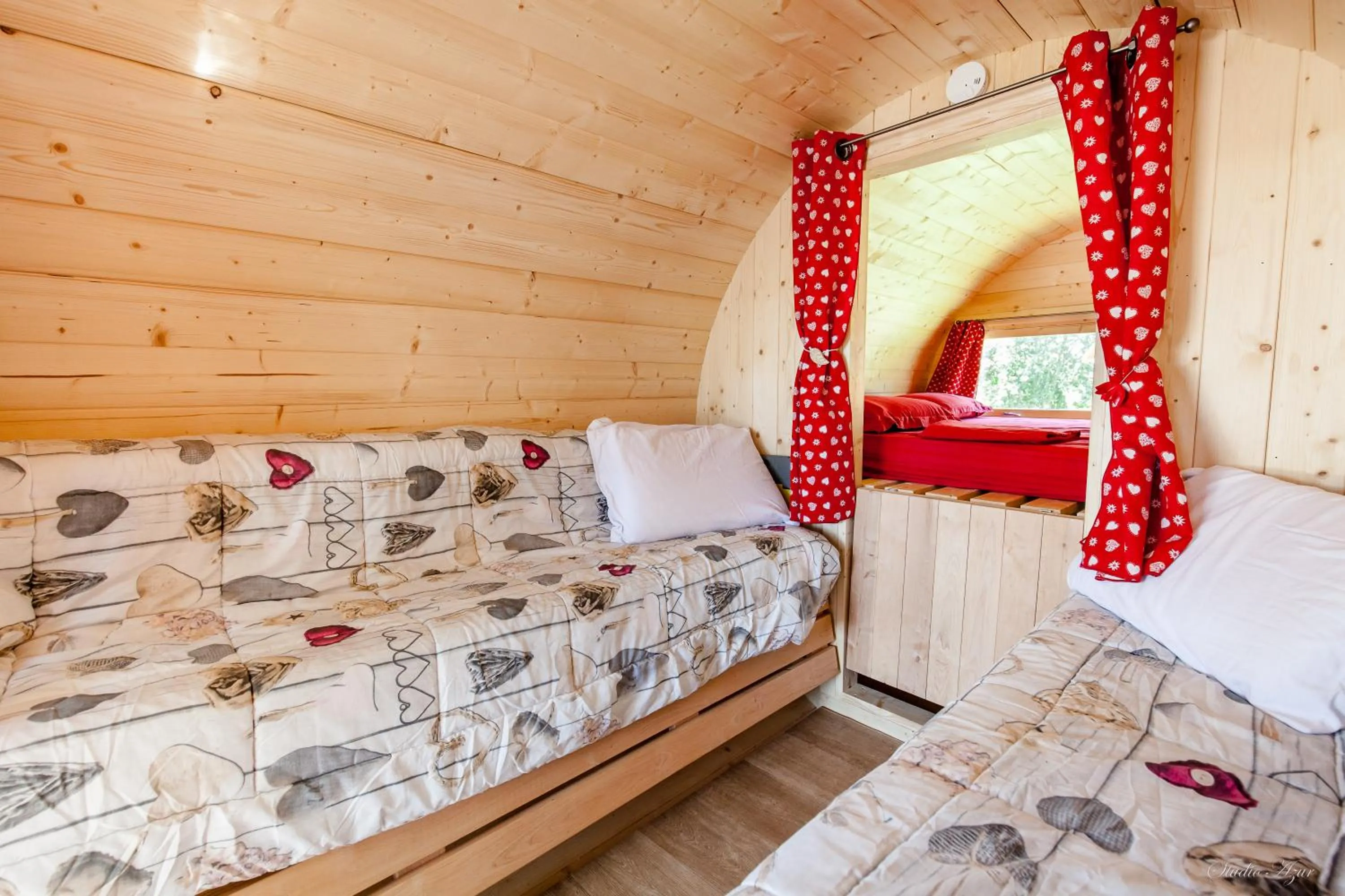 Bed in Camping de Tournus - Drole de cabane
