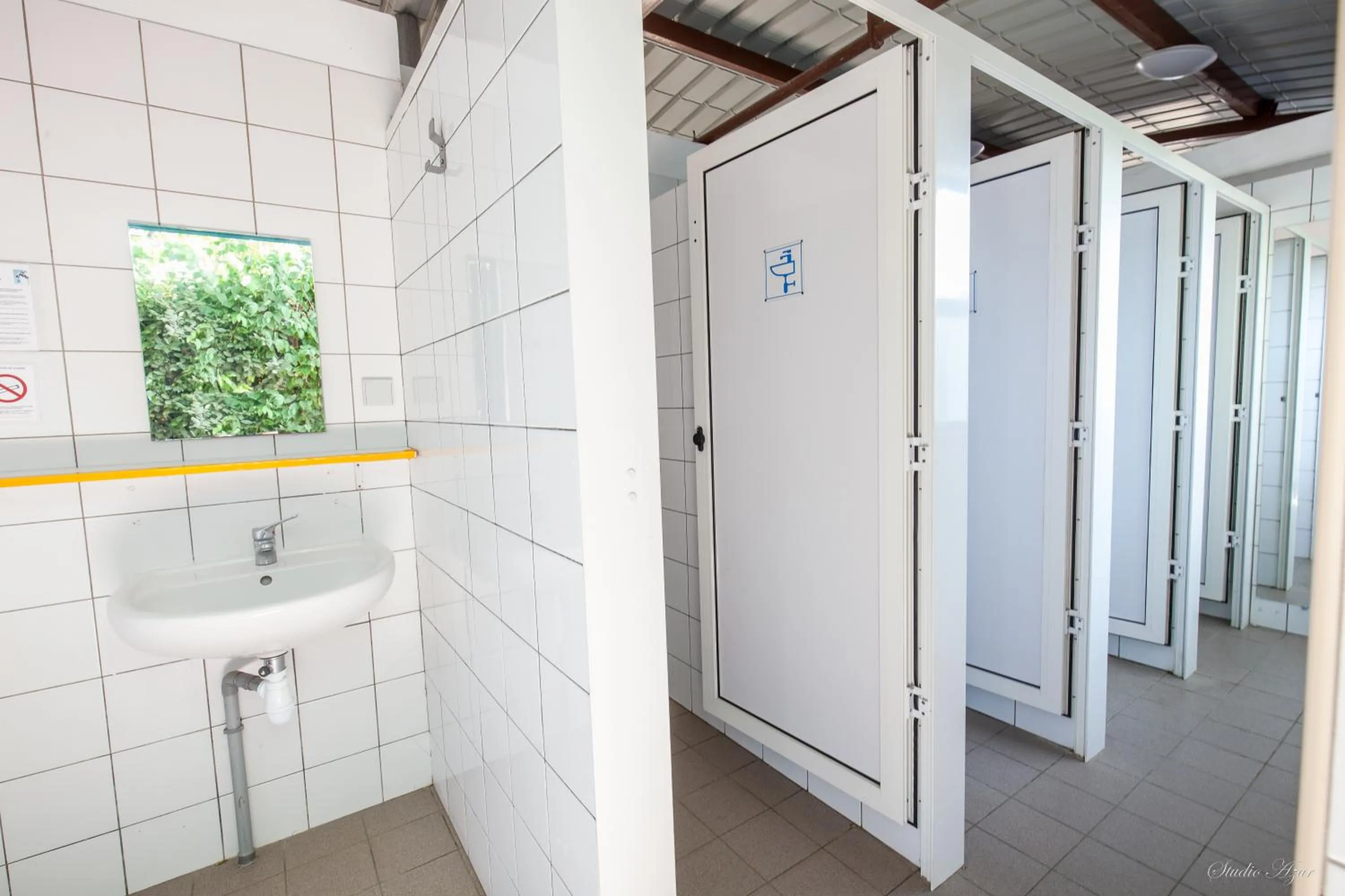 Bathroom in Camping de Tournus - Drole de cabane