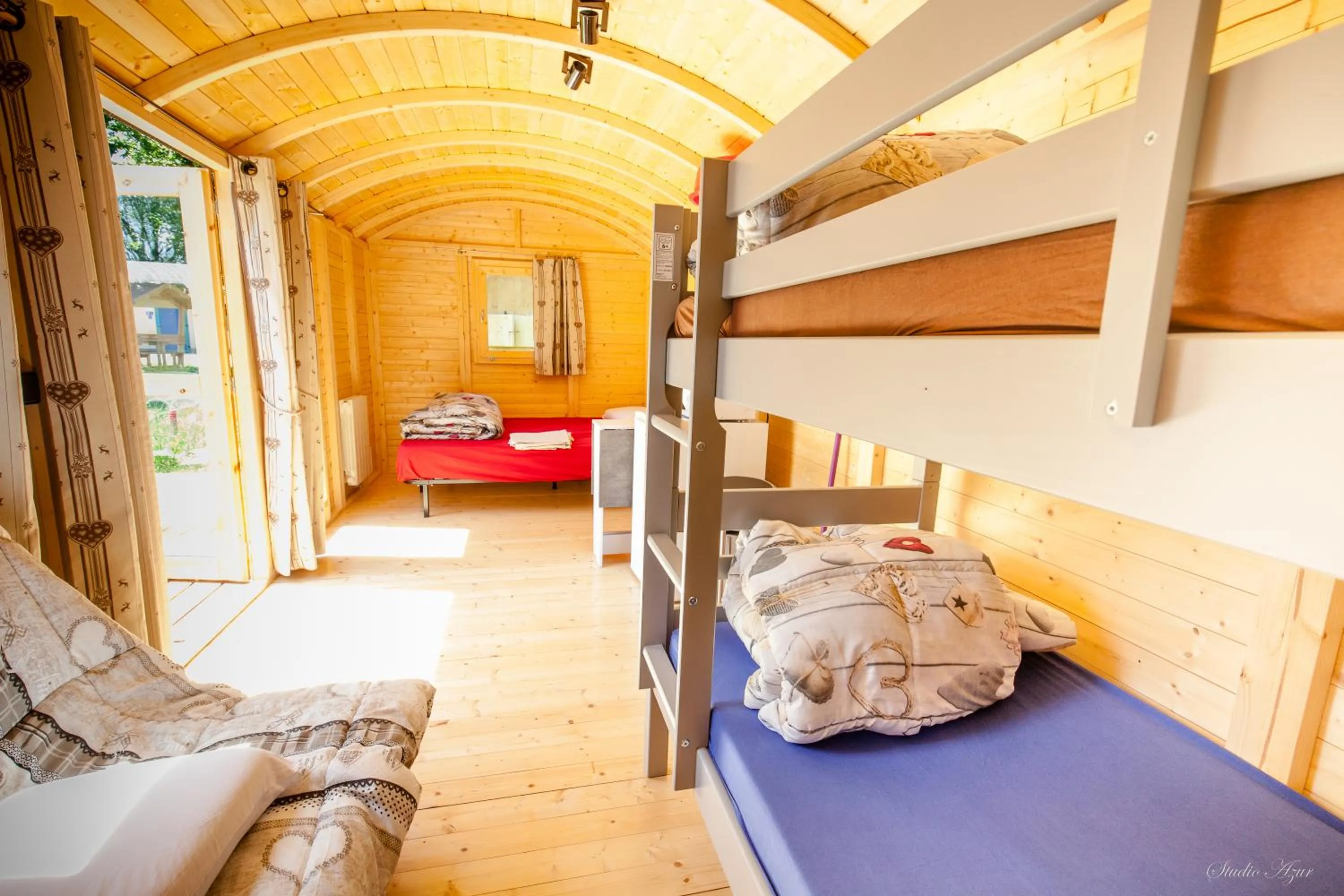 Photo of the whole room, Bed in Camping de Tournus - Drole de cabane