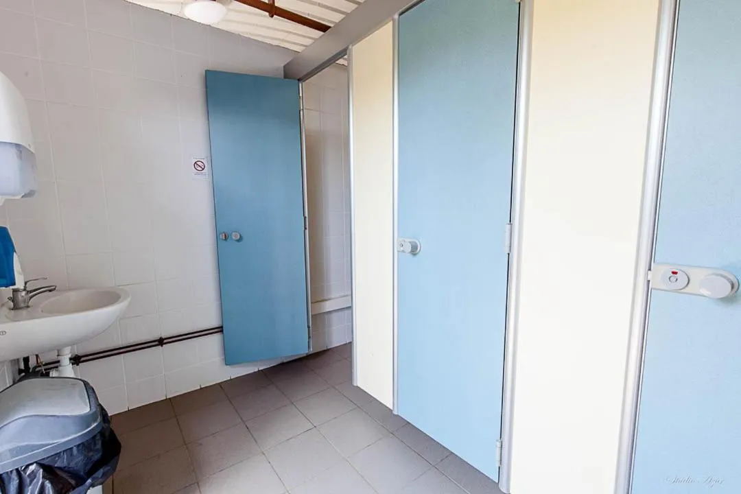 Toilet in Camping de Tournus - Drole de cabane