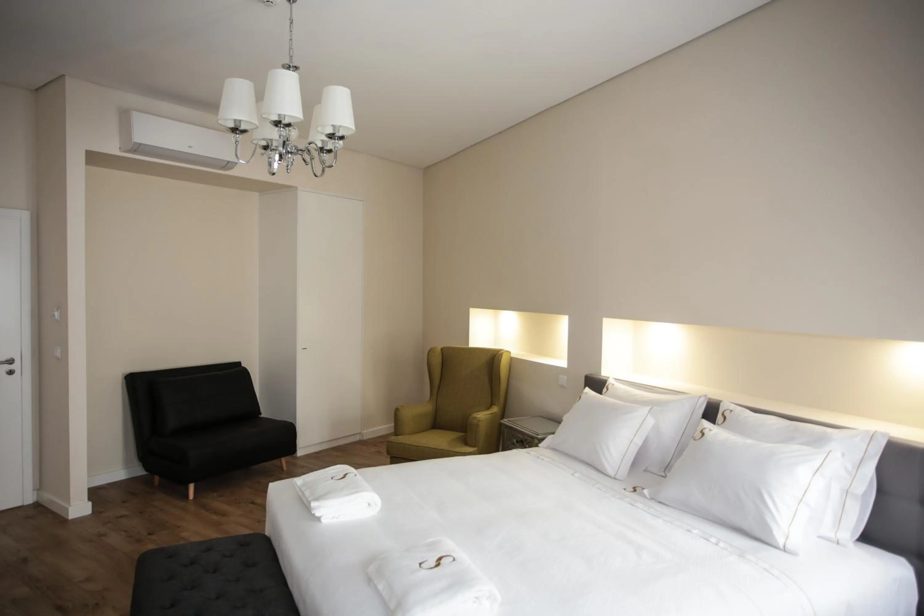 Bedroom, Bed in Suites Guest House