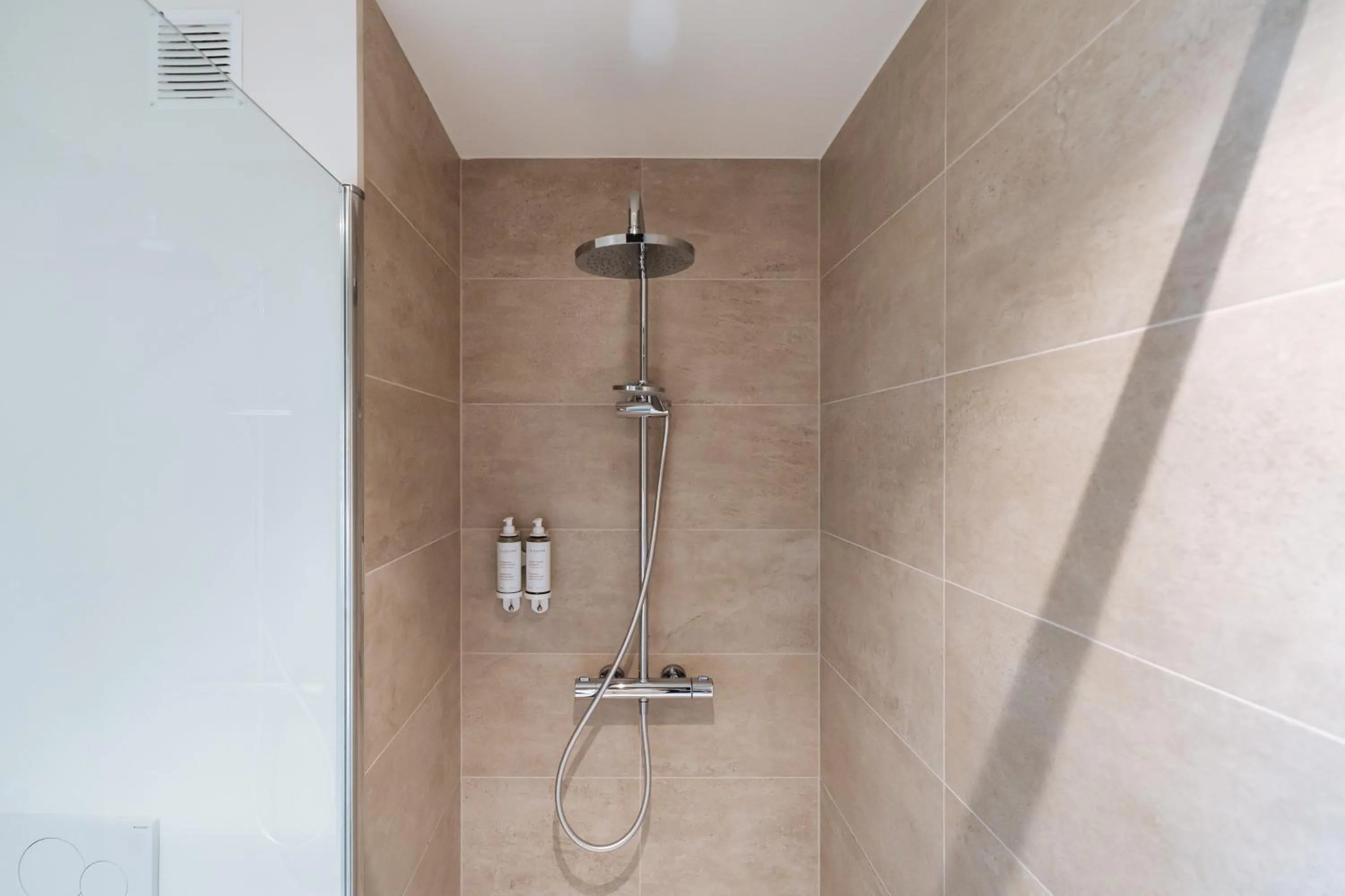 Shower in Cosmopolite Hotel Nieuwpoort-Bad