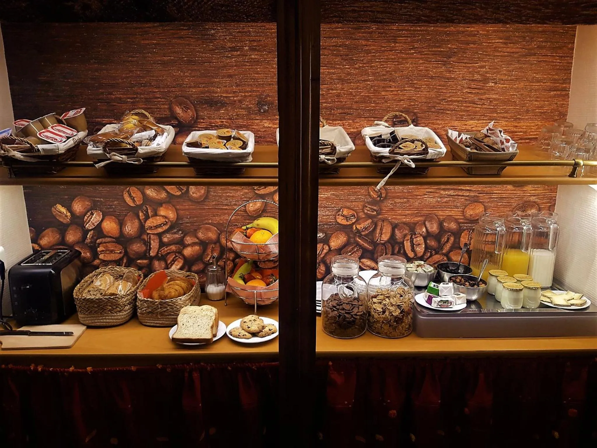 Continental breakfast in Hôtel Jean XXII