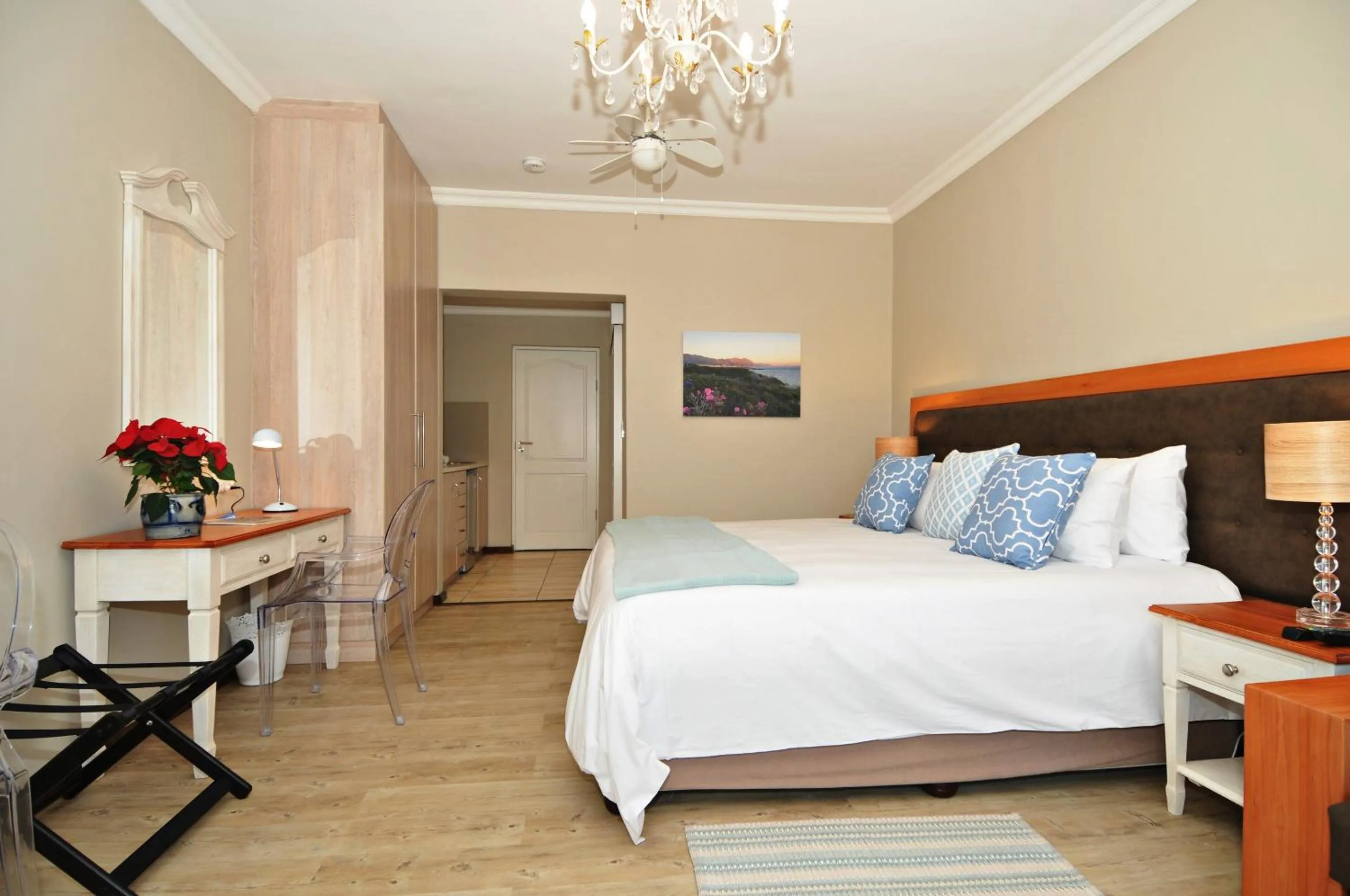 Photo of the whole room, Bed in The Gables Hermanus