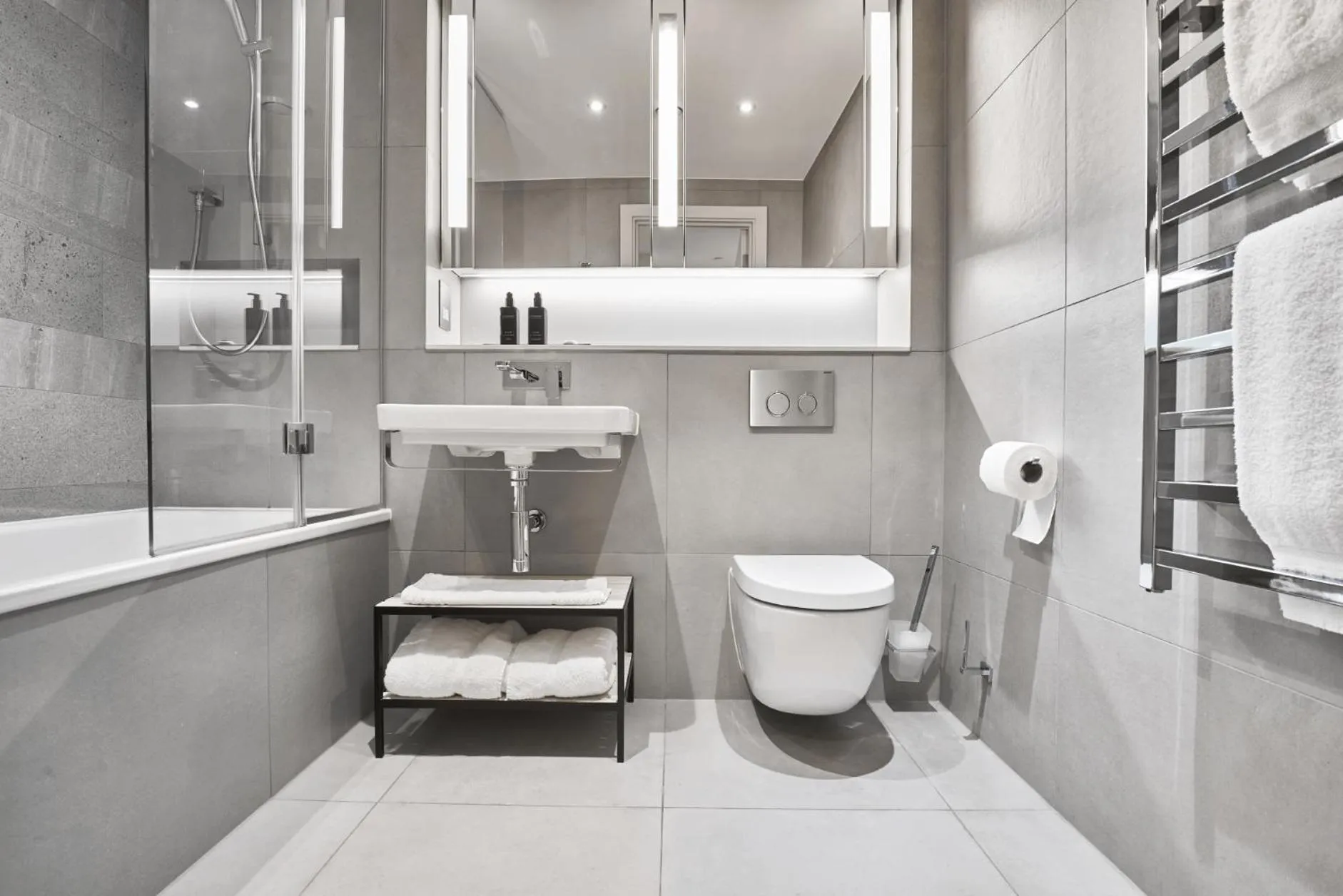 Bathroom in CitySuites Aparthotel