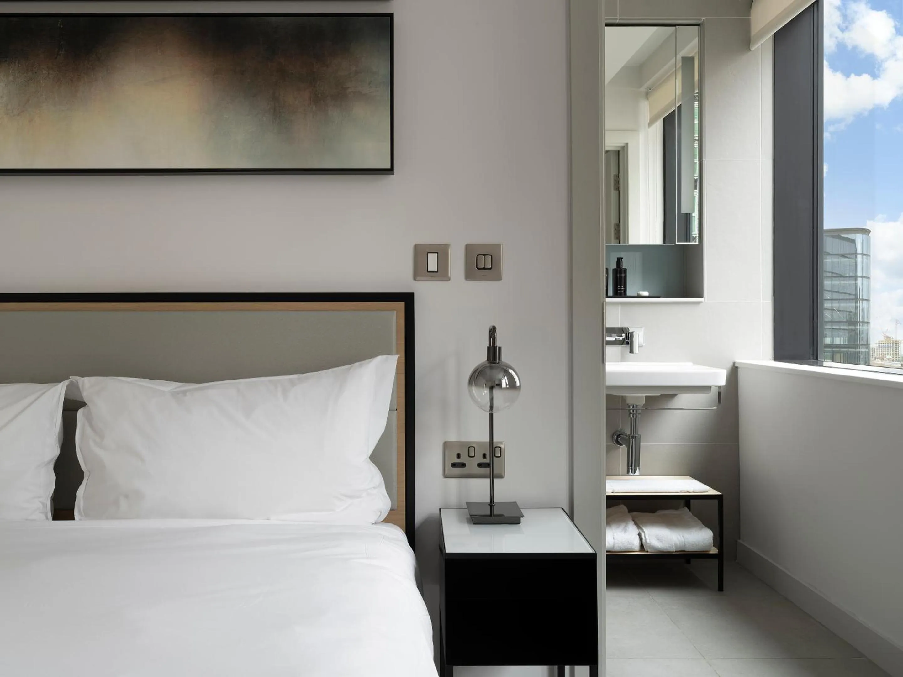 Bathroom, Bed in CitySuites Aparthotel