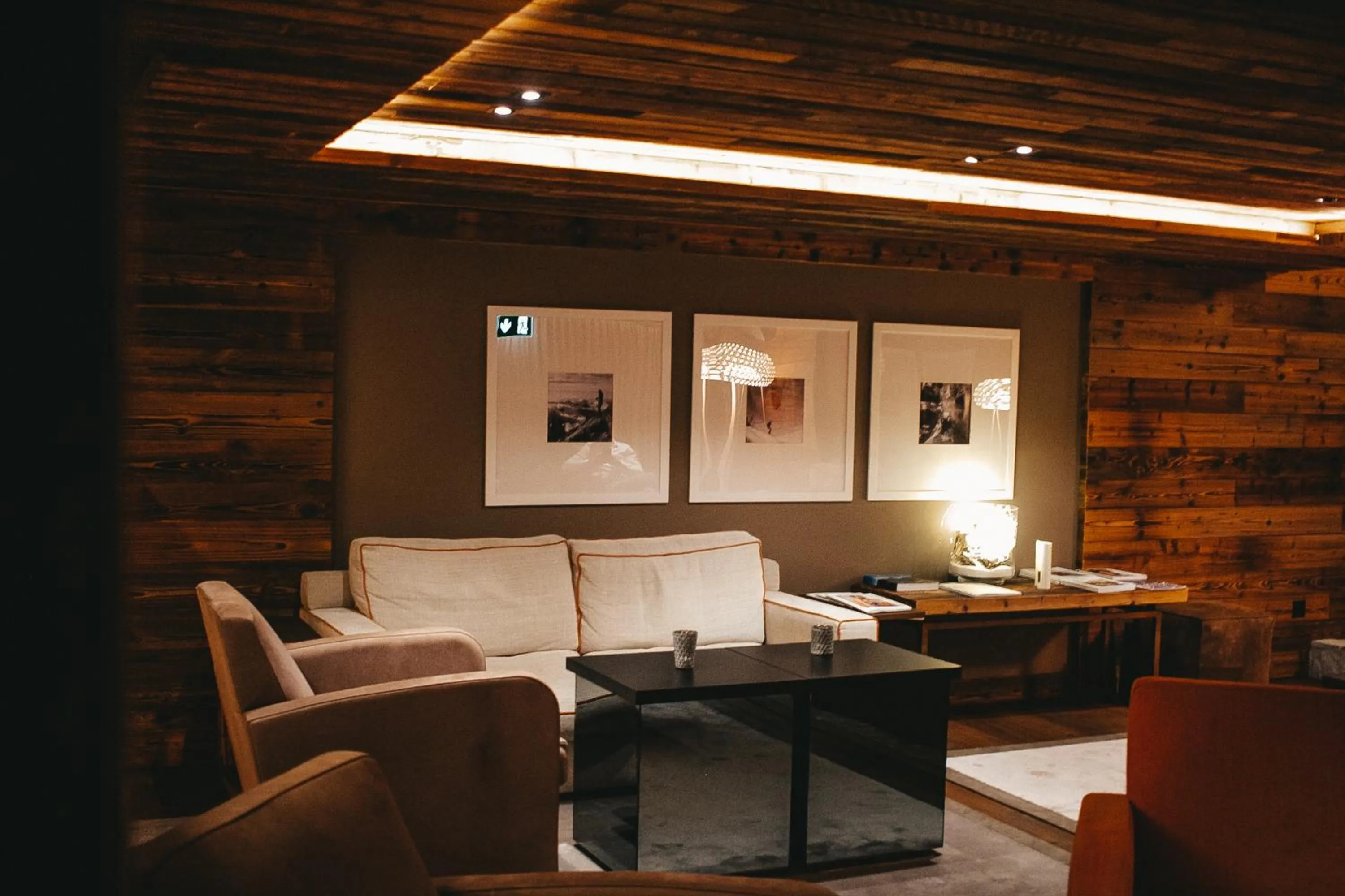 Communal lounge/ TV room in Chandolin Boutique Hotel