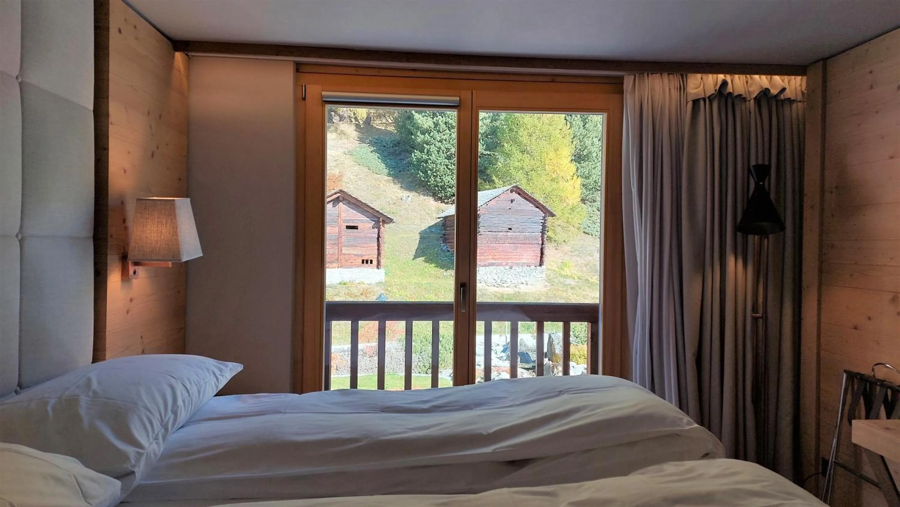 Mountain view, Bed in Chandolin Boutique Hotel