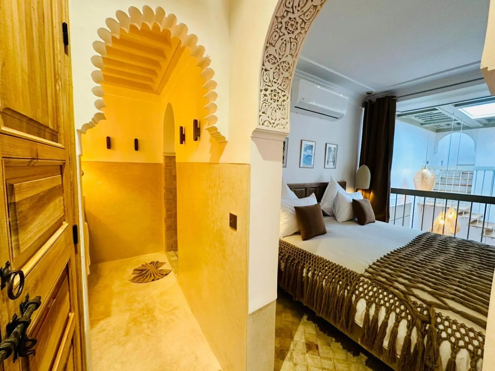 Bathroom, Bed in Riad Jardin Des Sens & Spa