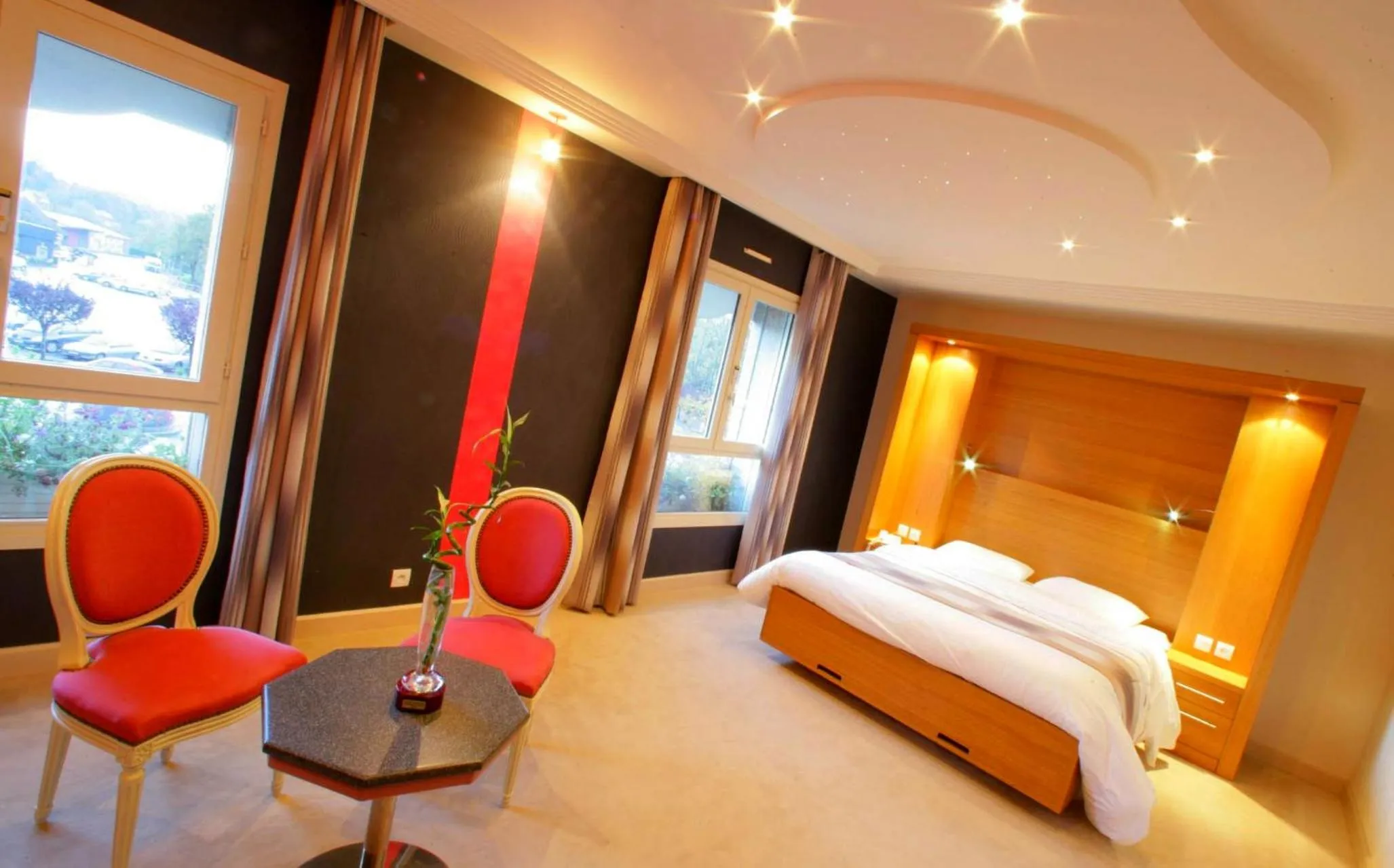 Bed in Logis Hôtel Restaurant Le Fruitier