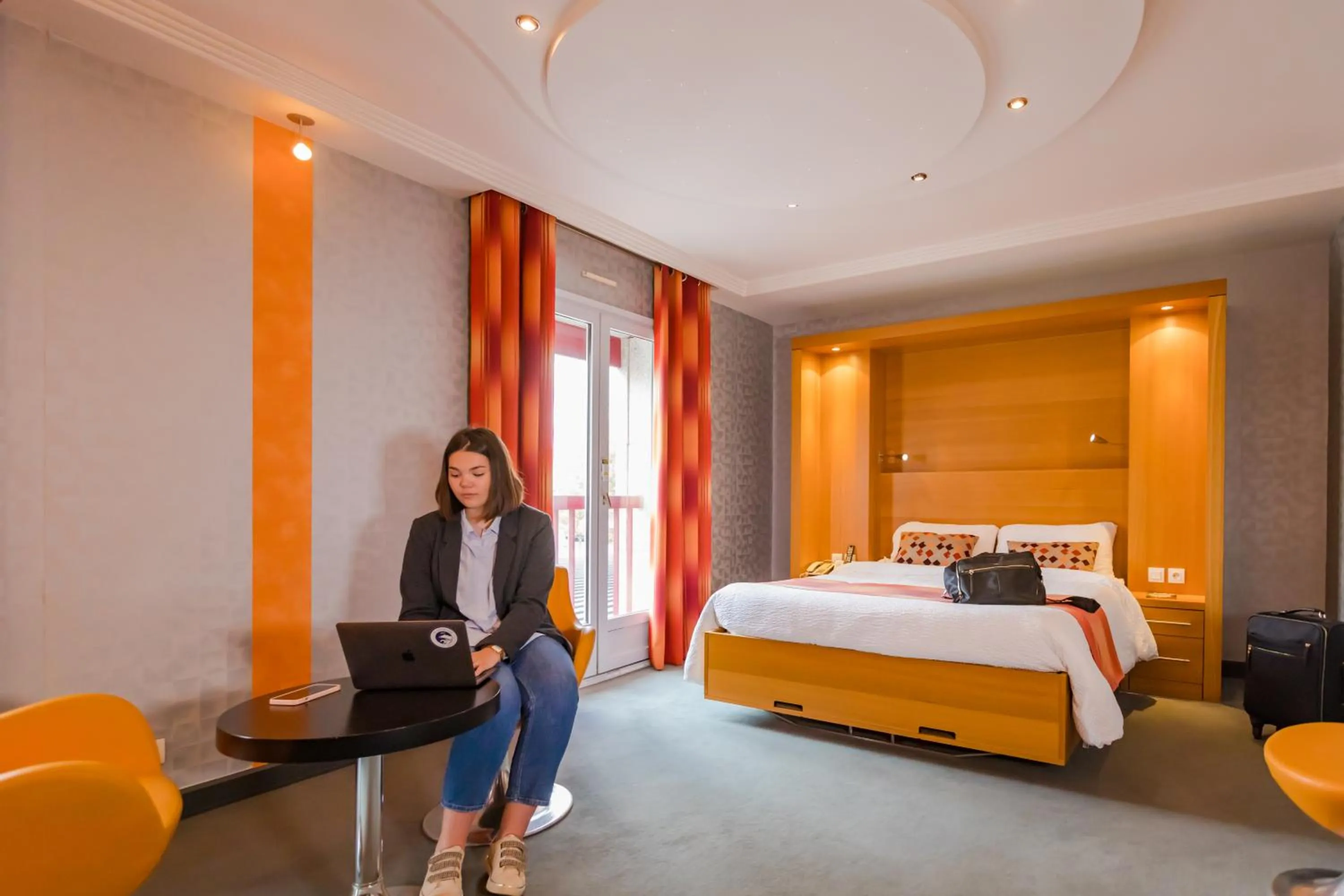 Bed in Logis Hôtel Restaurant Le Fruitier