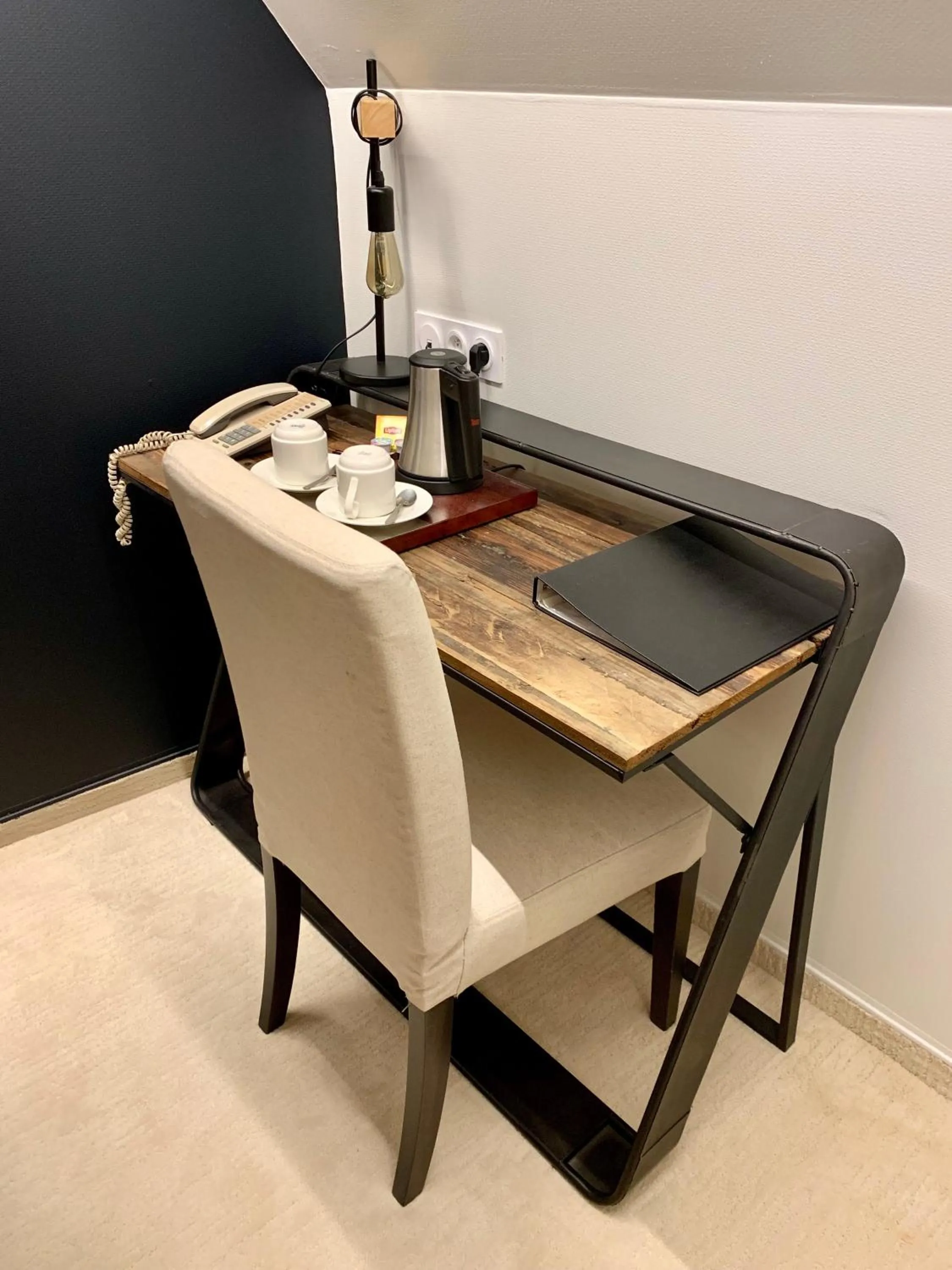 Coffee/tea facilities in Logis Hôtel Restaurant Le Fruitier