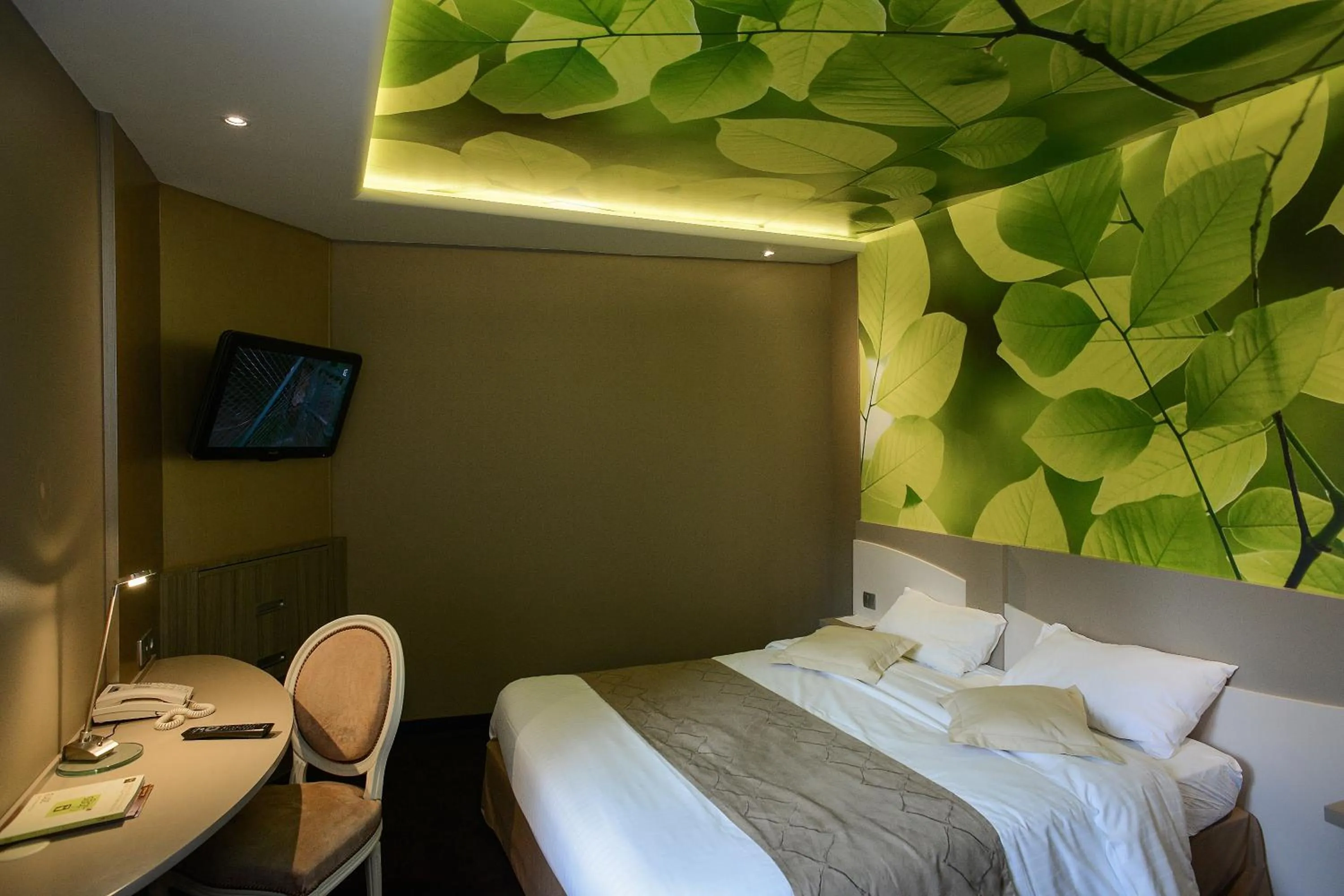 Bed in Logis Hôtel Restaurant Le Fruitier