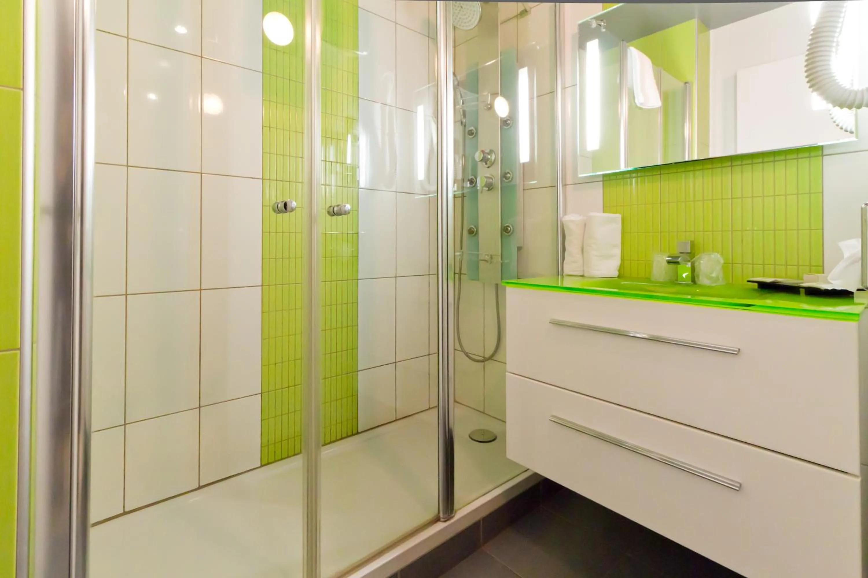 Shower in Logis Hôtel Restaurant Le Fruitier