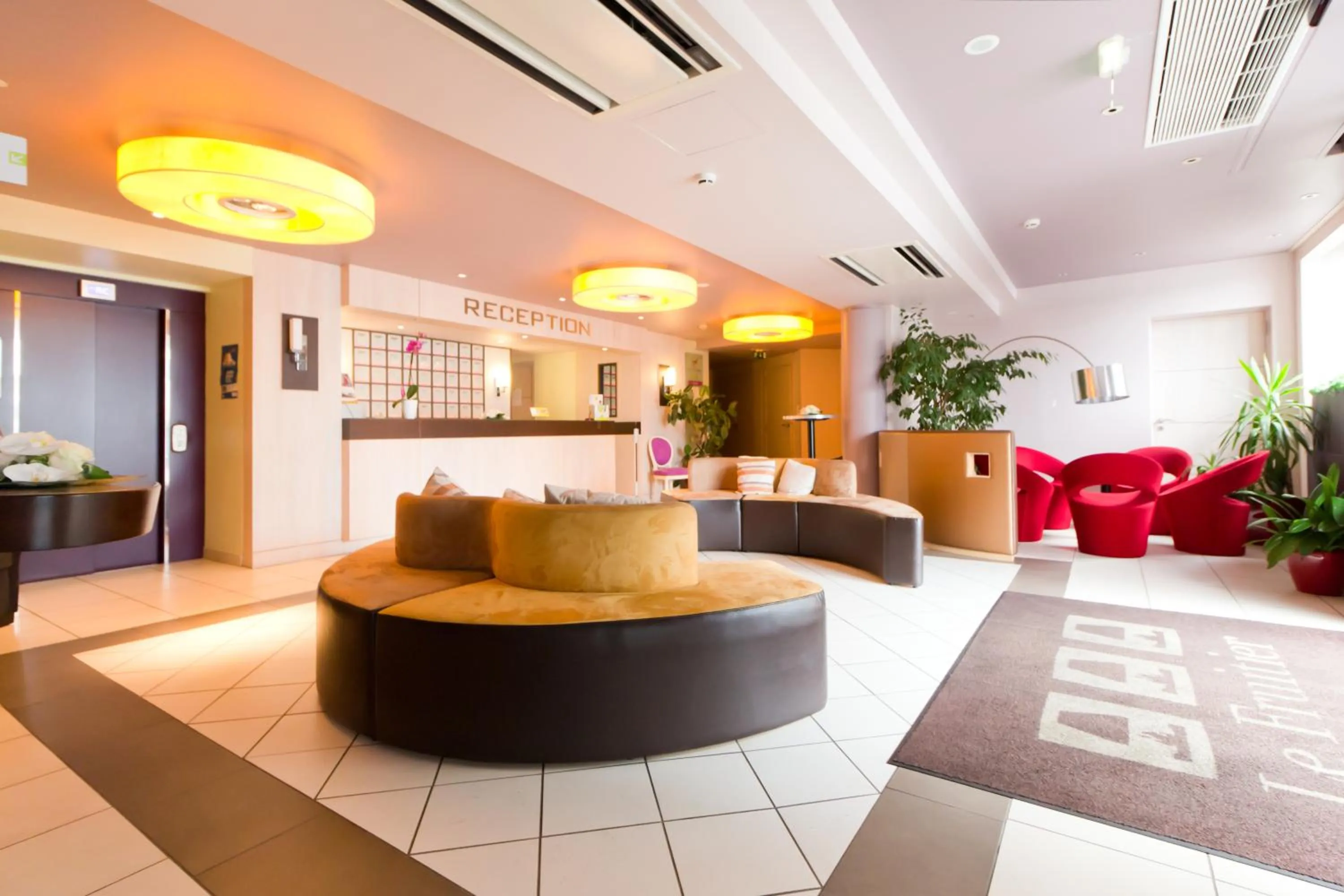 Lobby or reception in Logis Hôtel Restaurant Le Fruitier