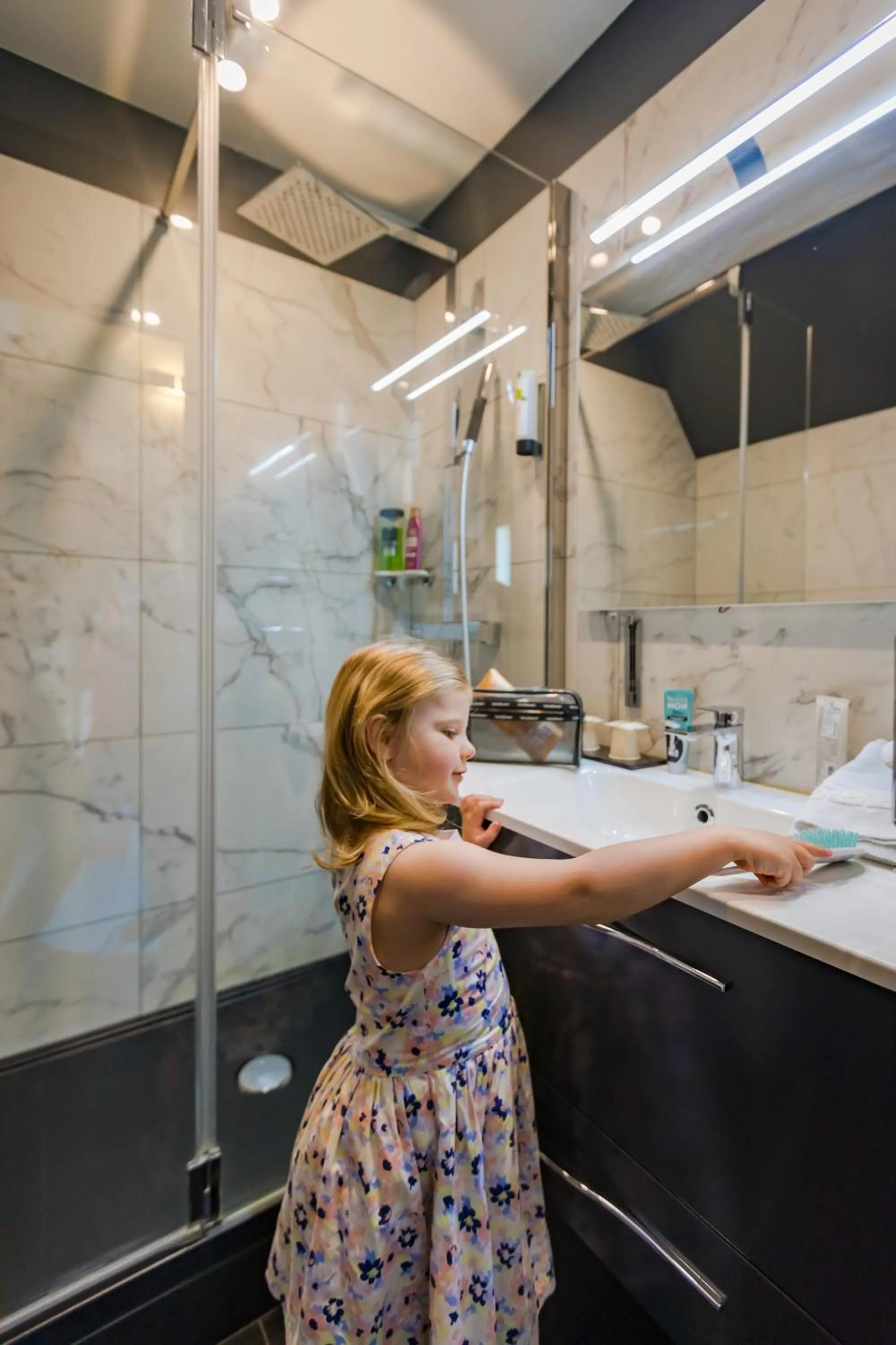 Shower in Logis Hôtel Restaurant Le Fruitier