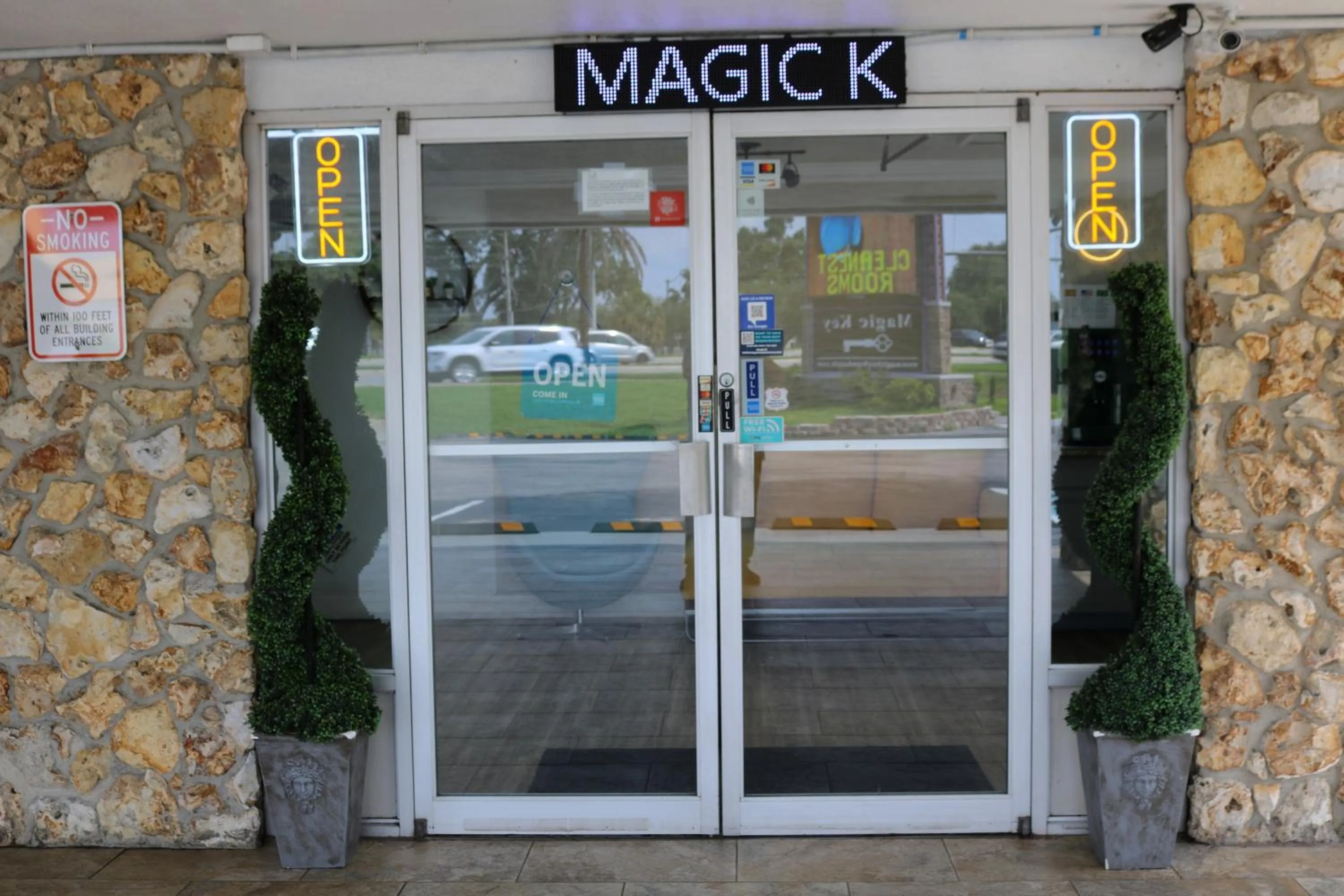 Facade/entrance in Magic Key - Near Disney