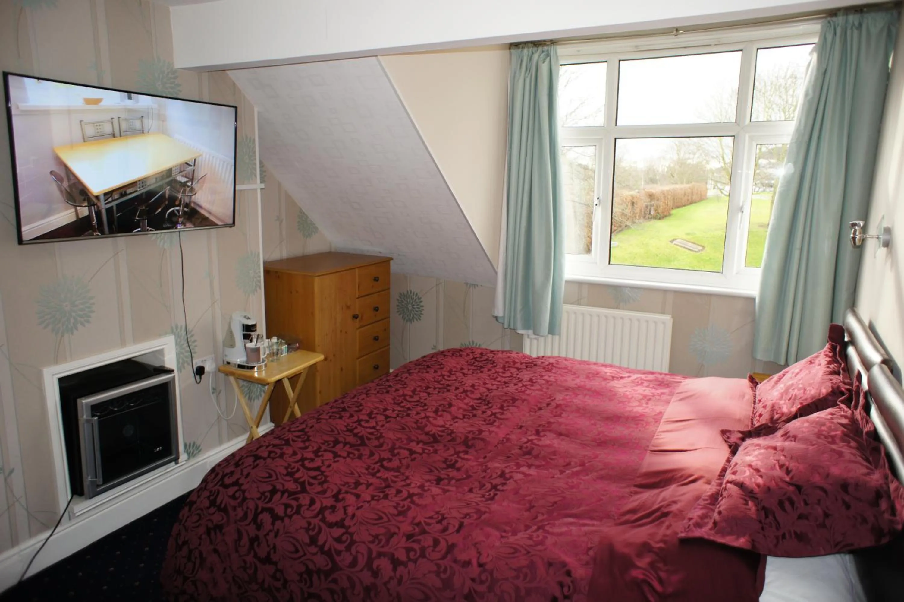 Garden view, Bed in Abinger Guest House