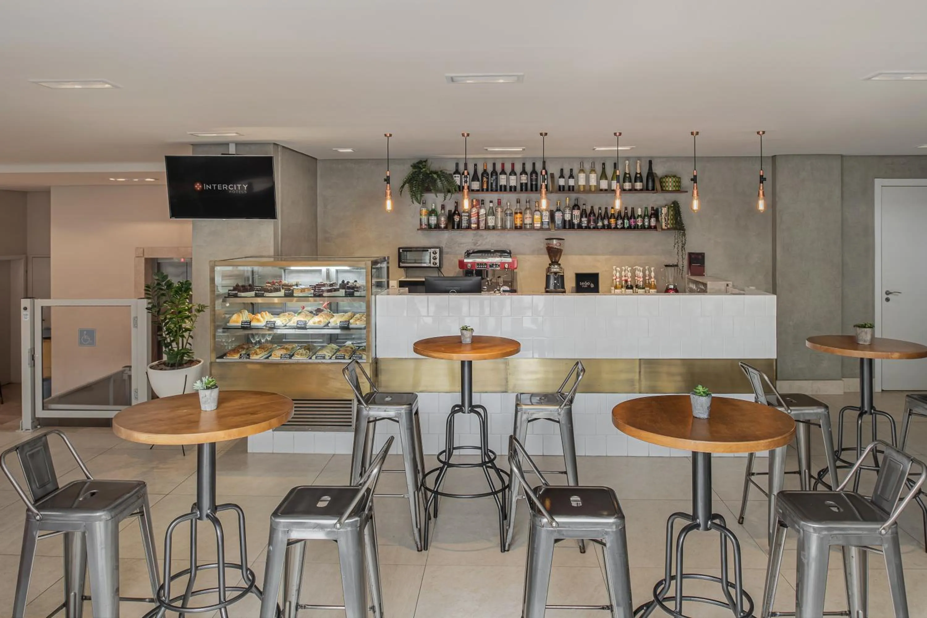 Lounge or bar in Intercity Curitiba Centro Cívico