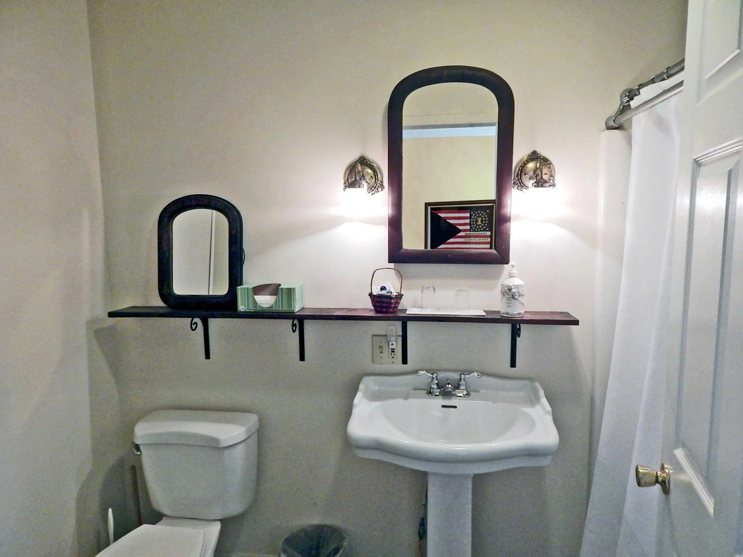 Bathroom in Gettysburg Battlefield Bed & Breakfast Inn