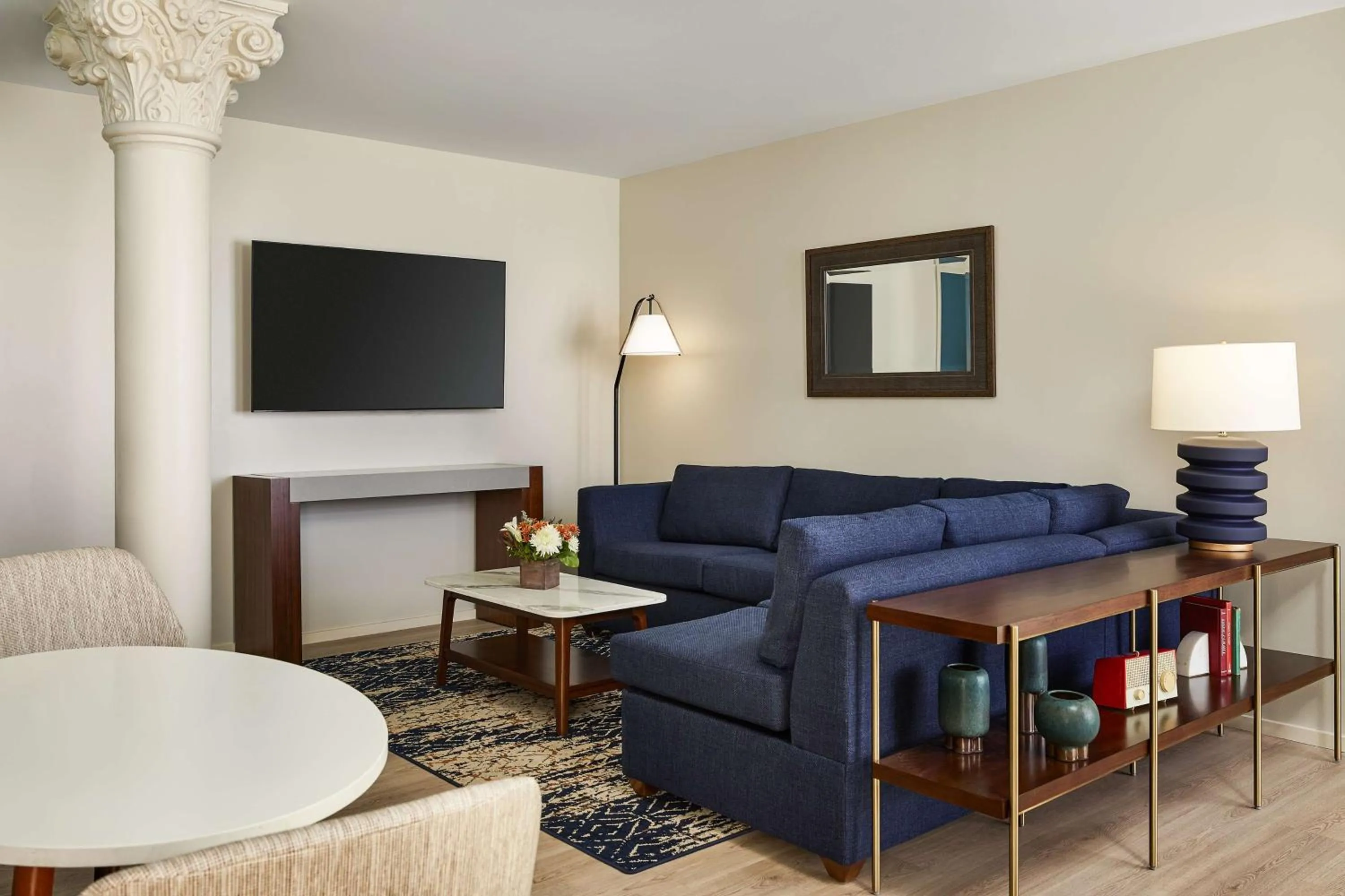 Living room in The Bankers Alley Hotel Nashville, Tapestry Collection by Hilton