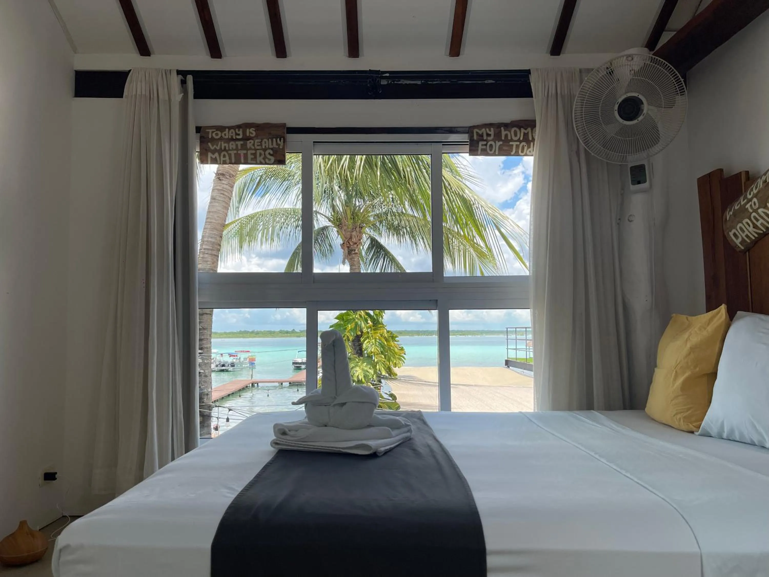 Natural landscape, Bed in The Yak Lake House - Hostal Bacalar