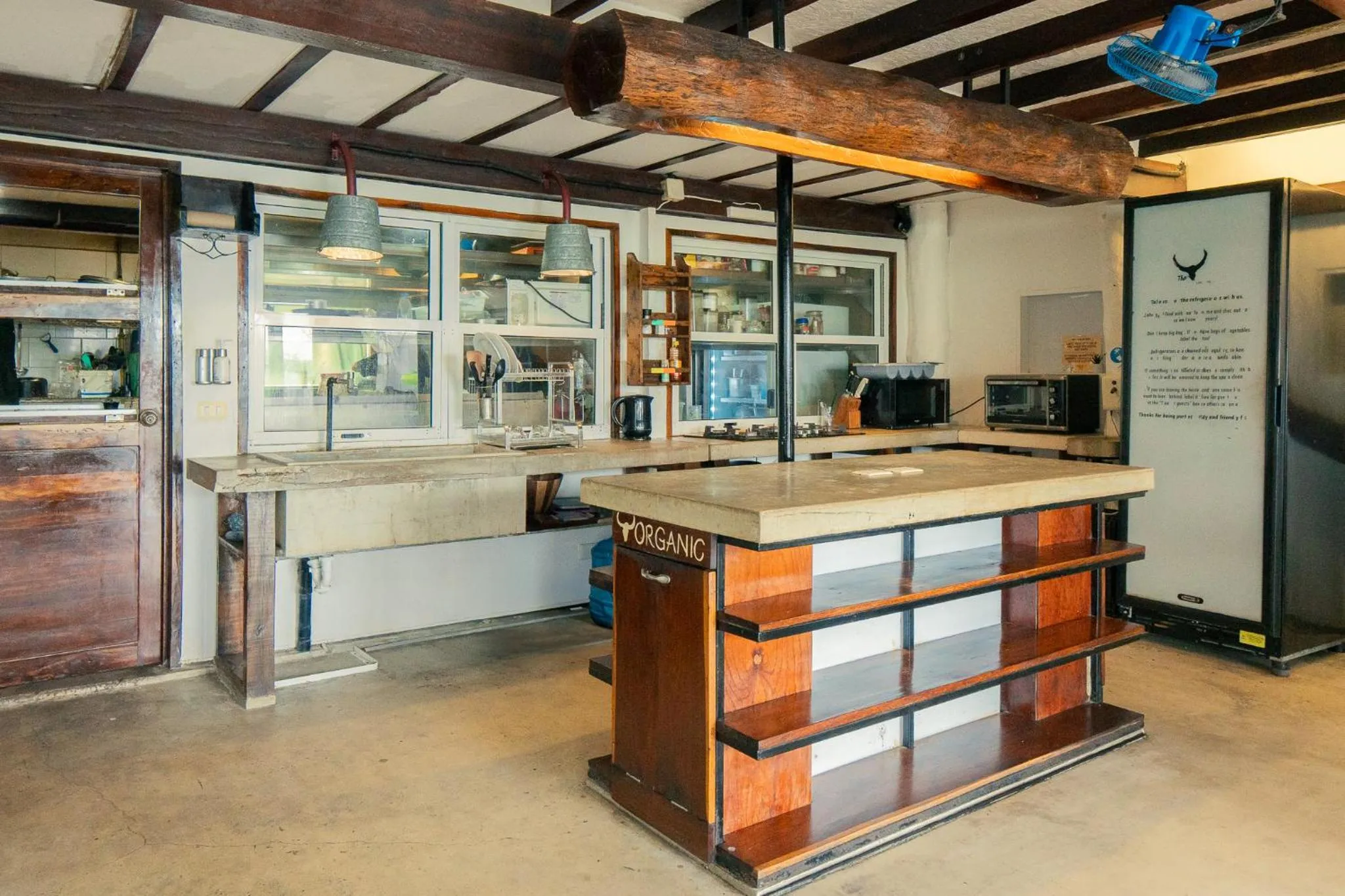 Communal kitchen in The Yak Lake House - Hostal Bacalar