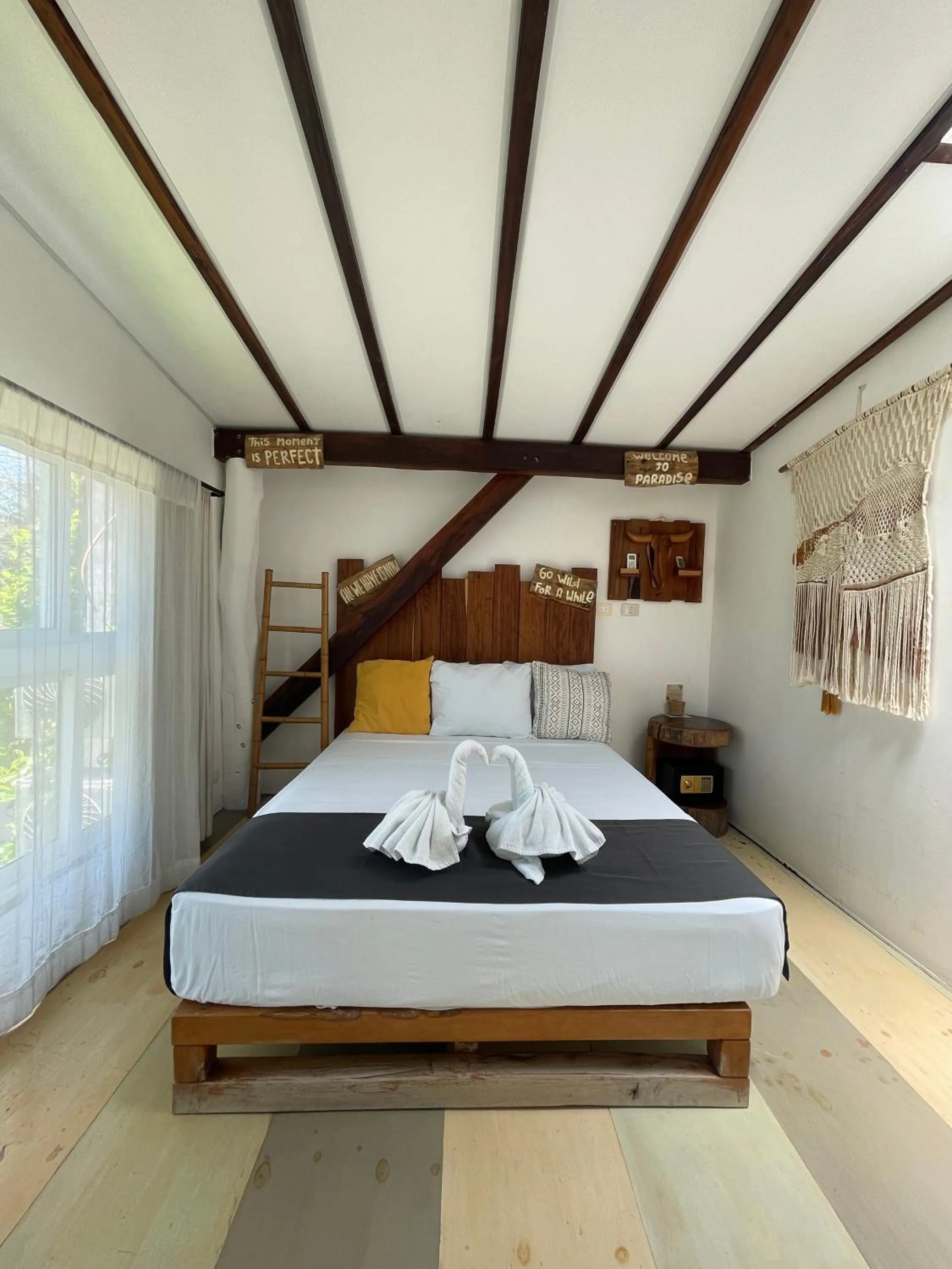 Shower, Bed in The Yak Lake House - Hostal Bacalar