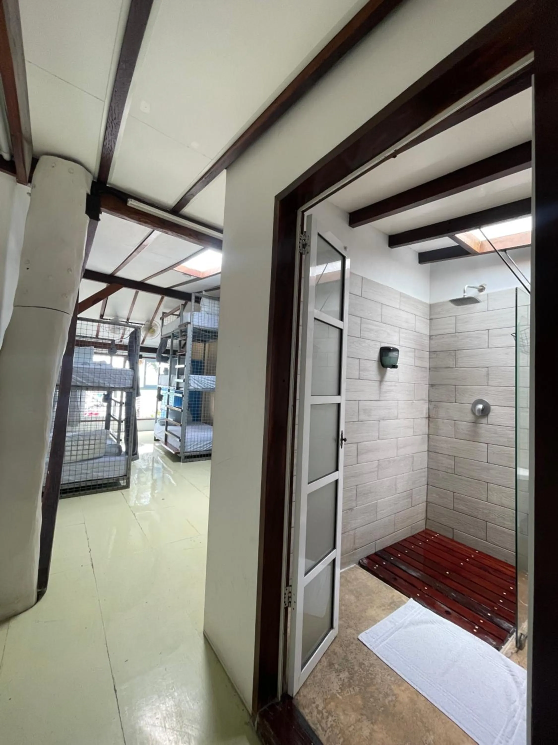 Shower, Bed in The Yak Lake House - Hostal Bacalar