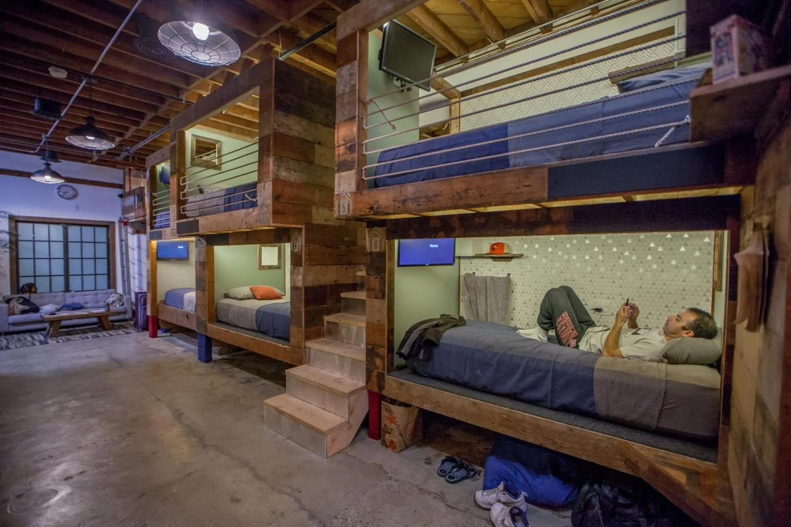 Photo of the whole room in PodShare East Hollywood