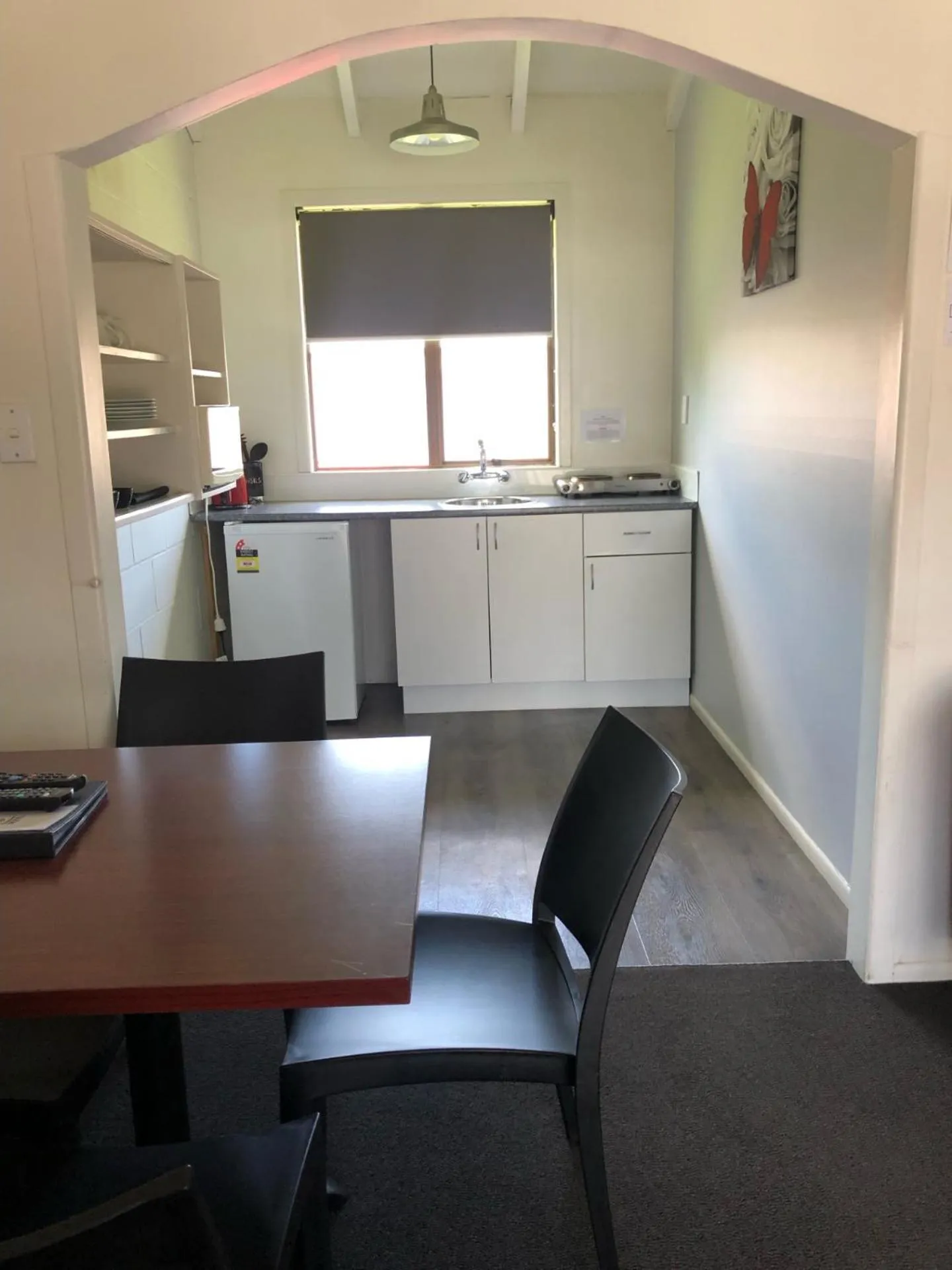 Kitchen or kitchenette in Rosetown Motel