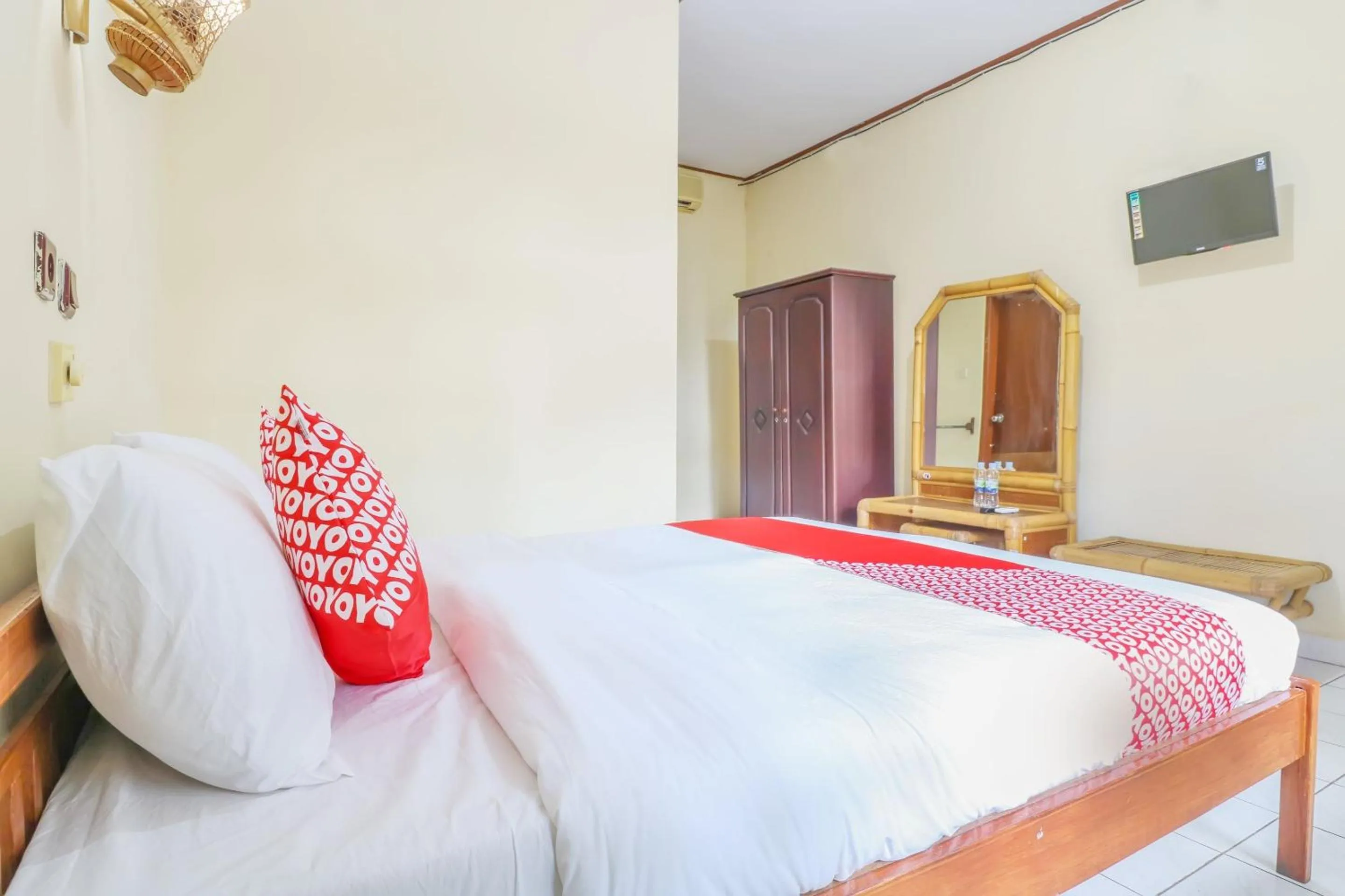 Bedroom in Super OYO 1654 Maha Bharata Kuta Inn