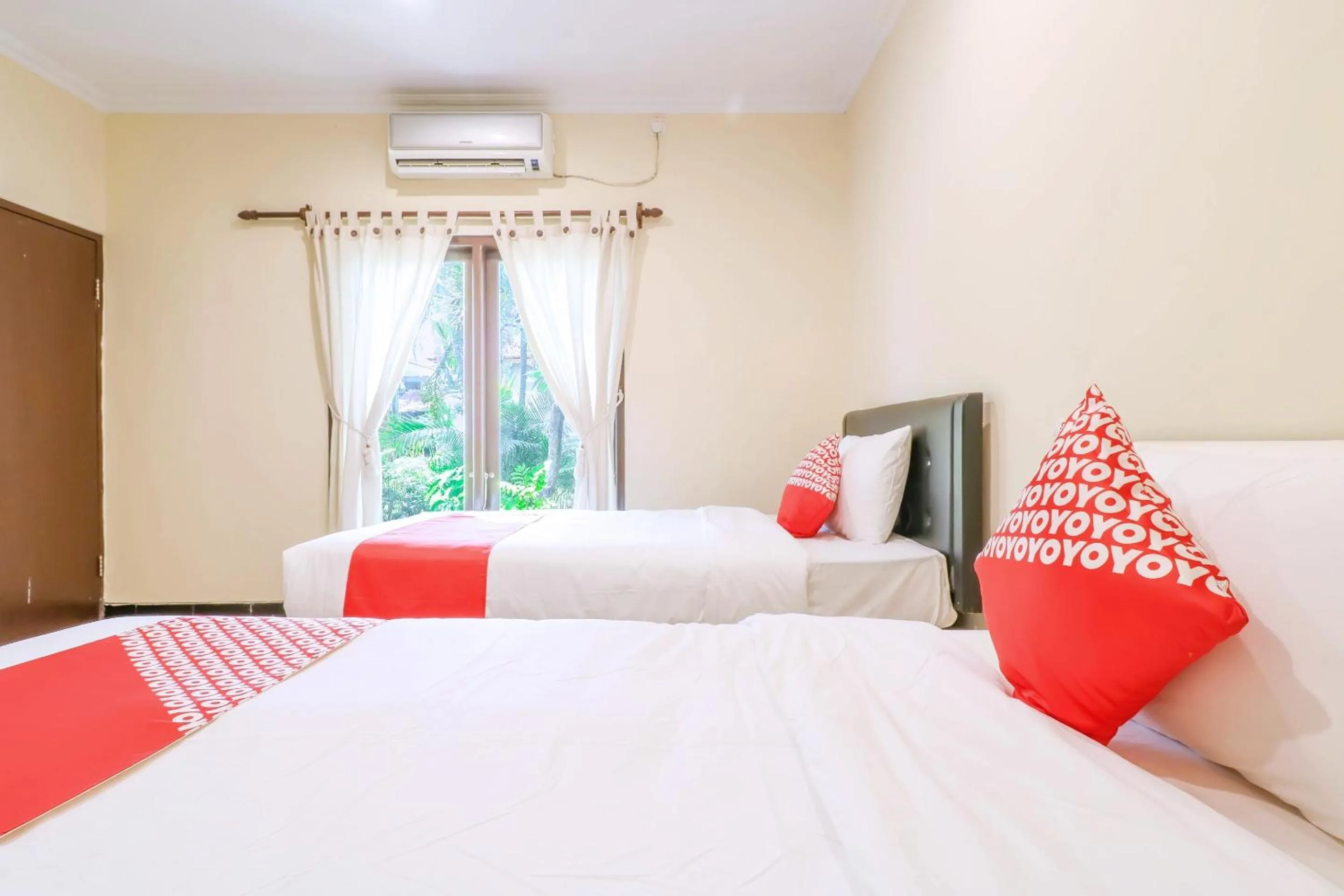 Bedroom in Super OYO 1654 Maha Bharata Kuta Inn