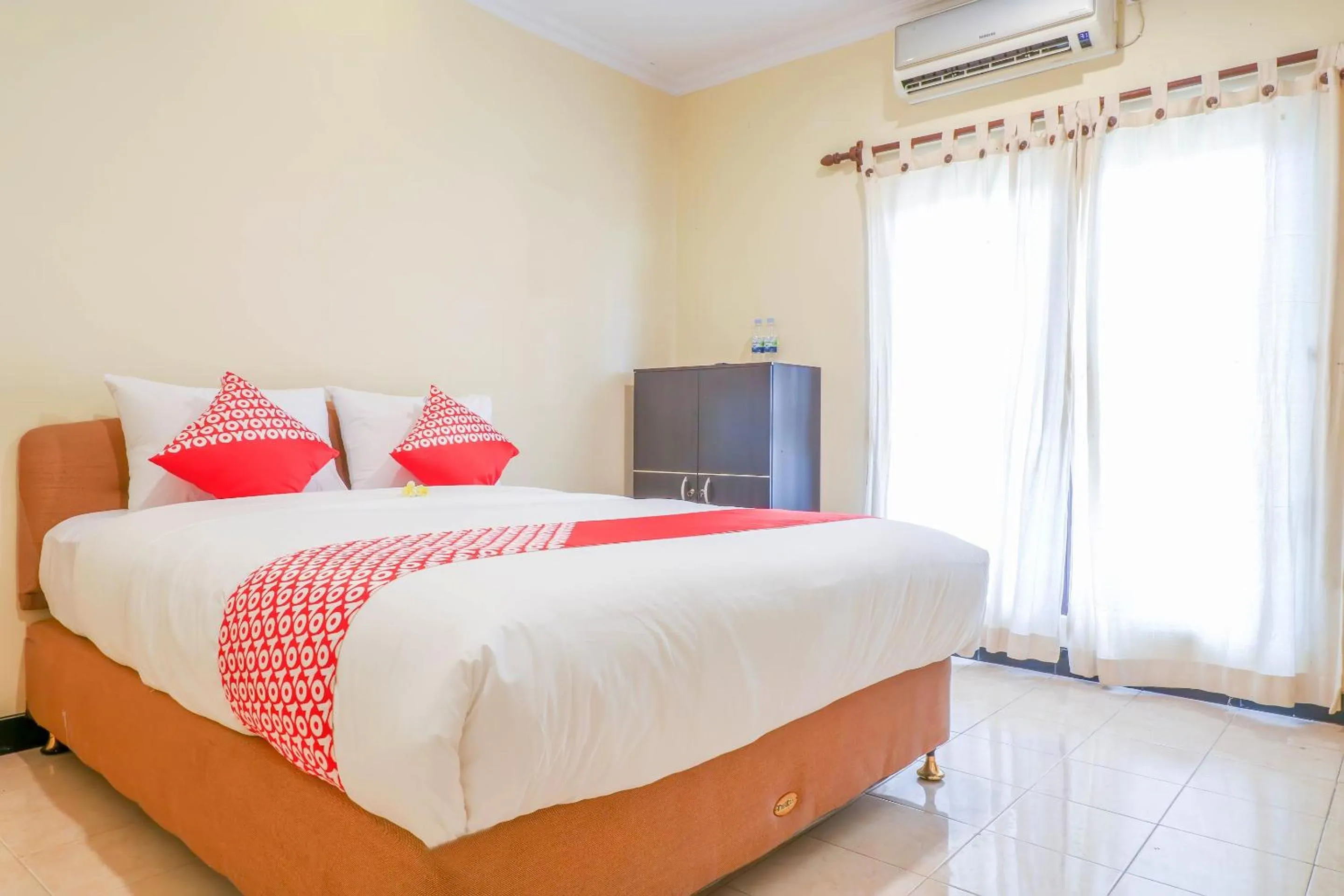 Standard Double Room in Super OYO 1654 Maha Bharata Kuta Inn