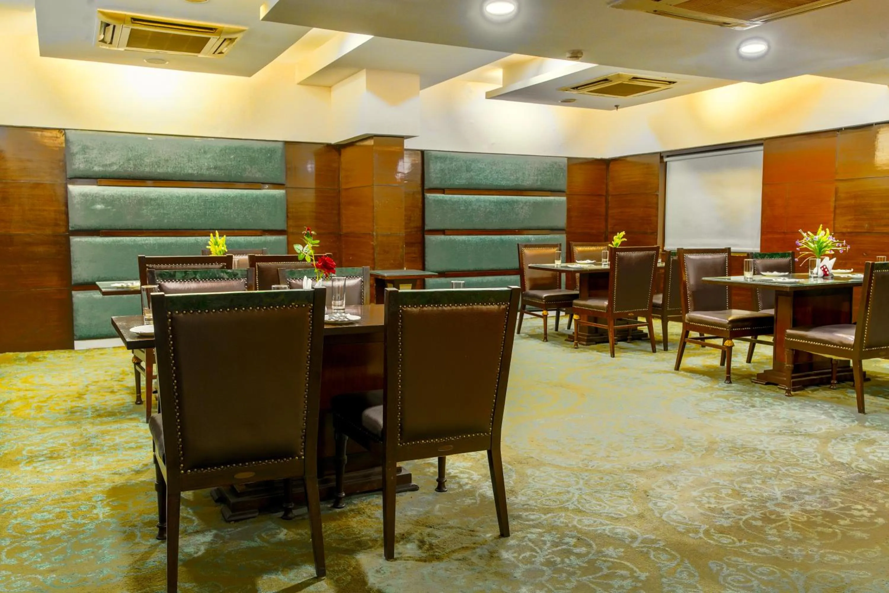 Restaurant/places to eat in Gis Select Banjara Hill