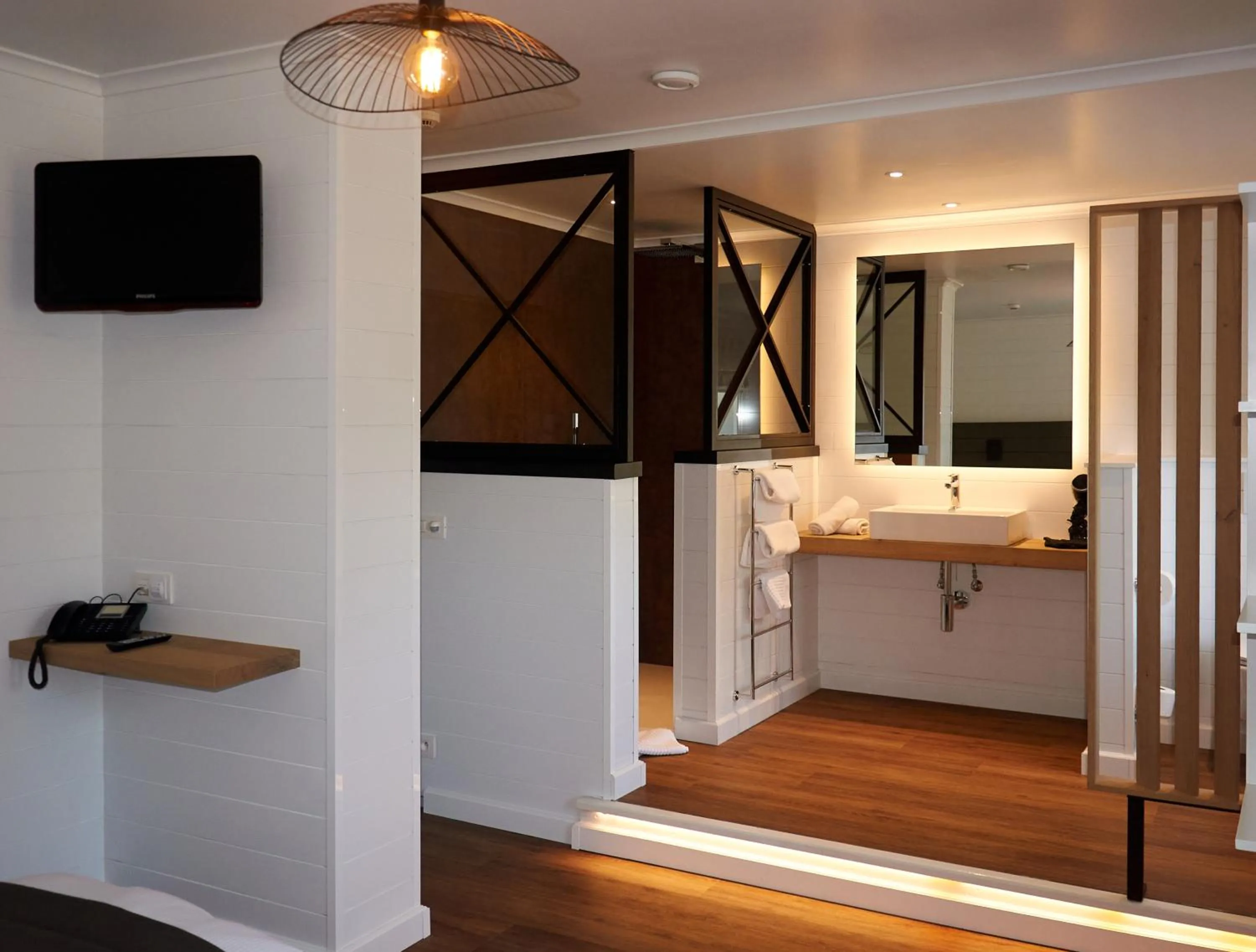 Photo of the whole room, Bed in Auberge la Hutte Lurette