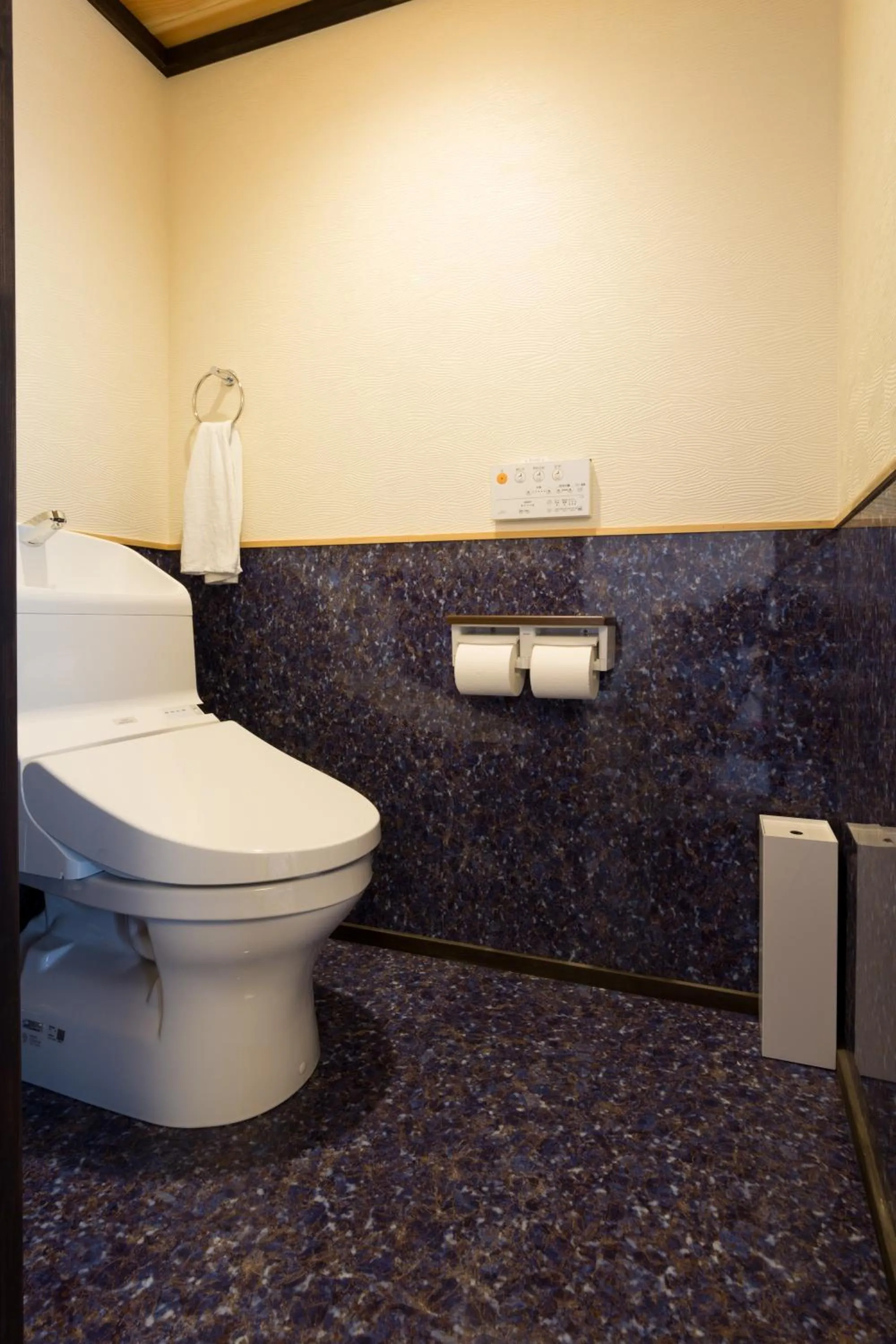 Toilet in Kyotoya Tsuki no Yu Bettei