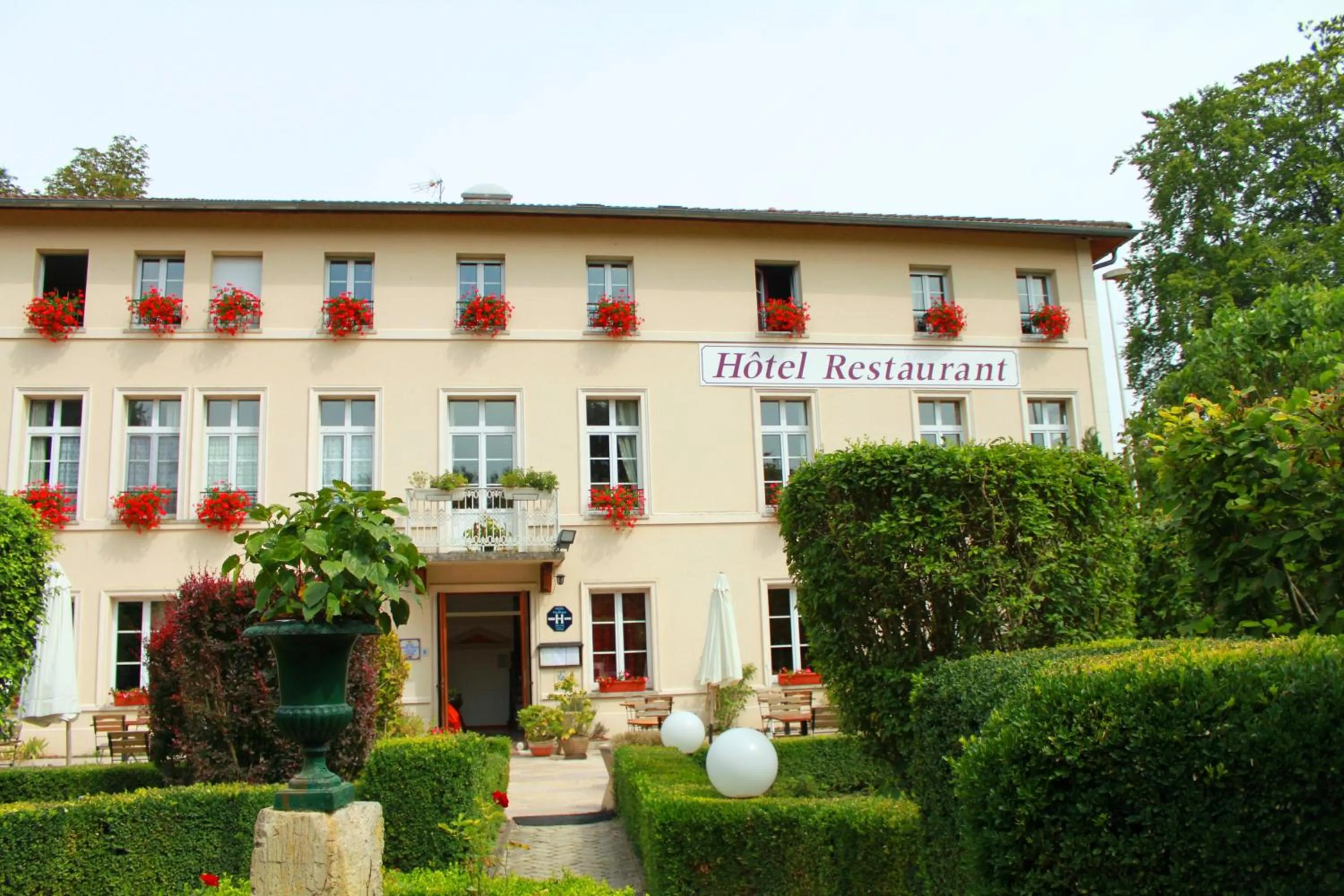 Facade/entrance in Le Clos De Mutigny