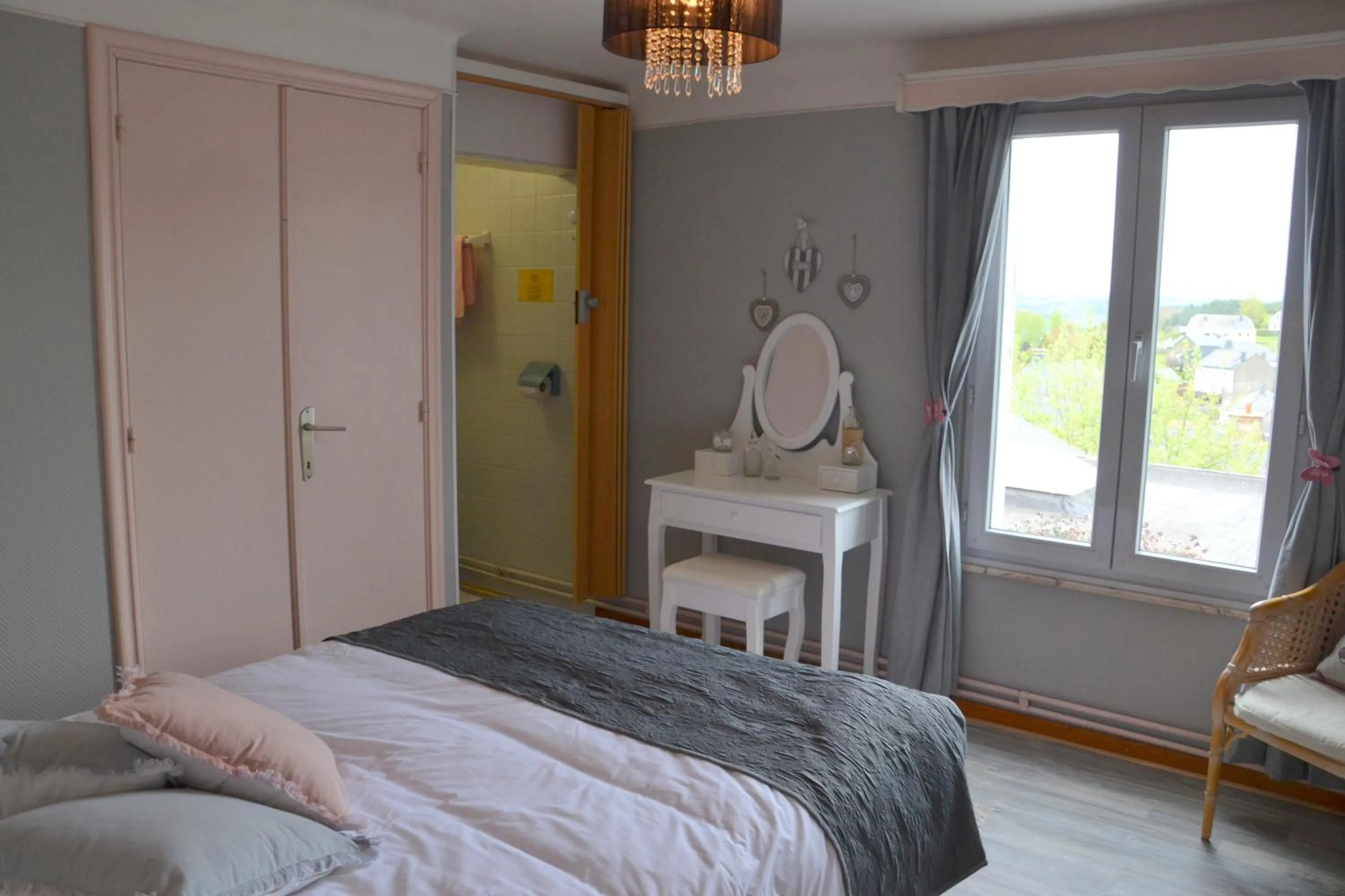 Decorative detail, Bed in Auberge Le Relais