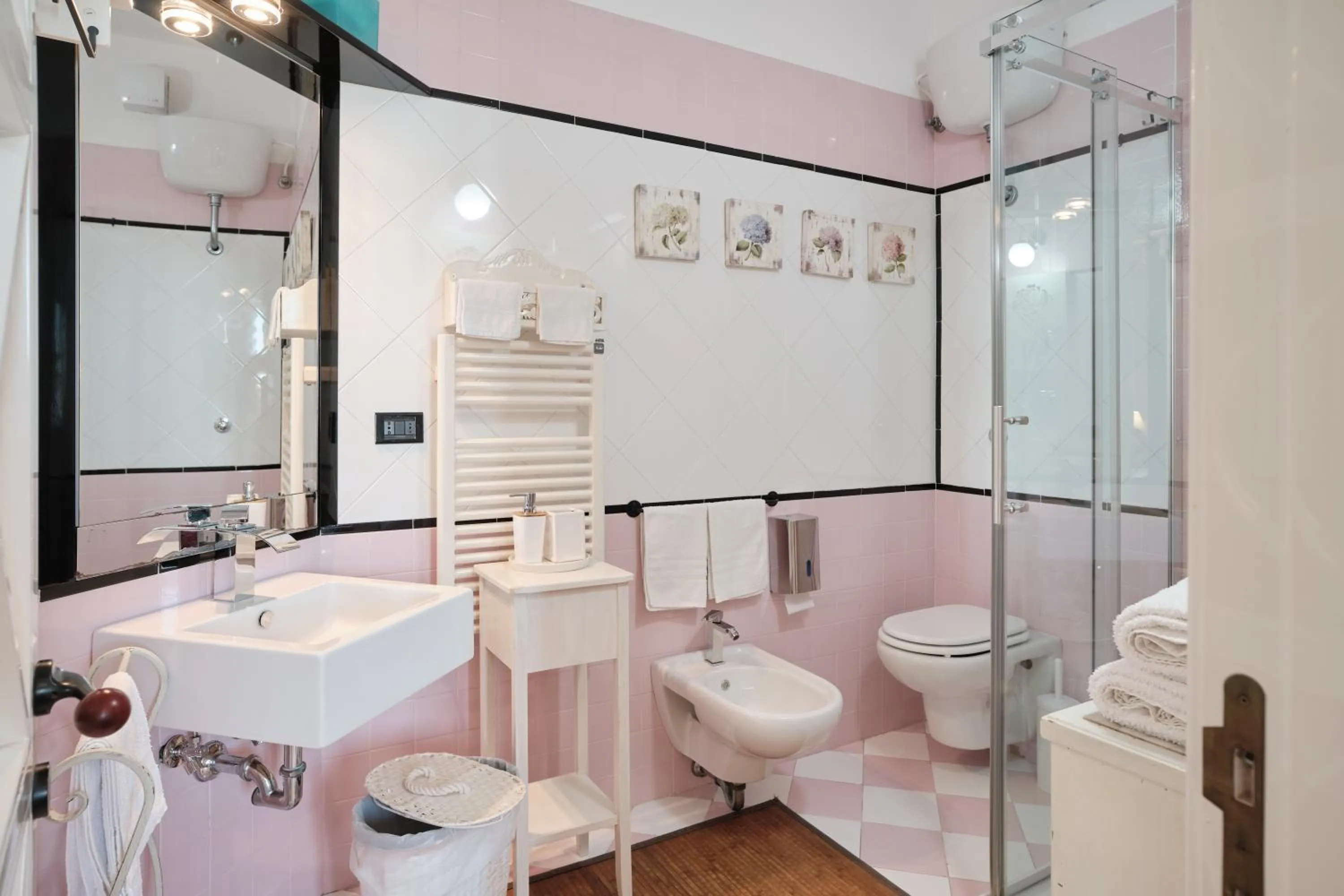 Shower in B&B La Casa di Era