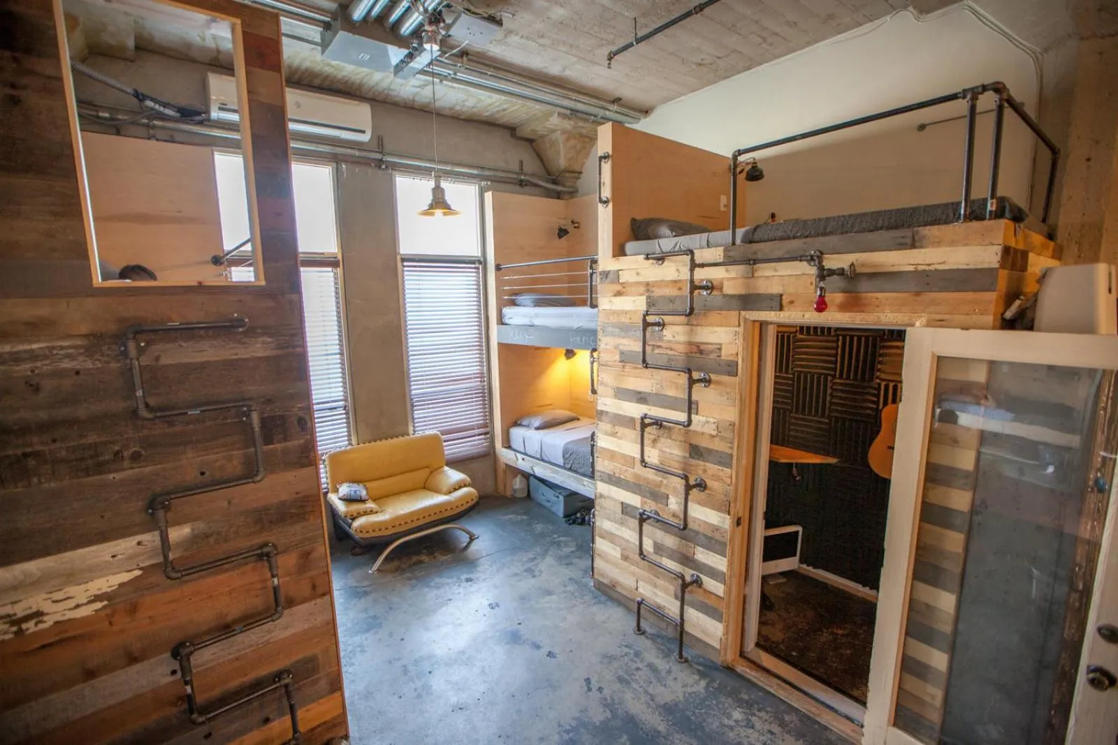 Bed in PodShare Hollywood