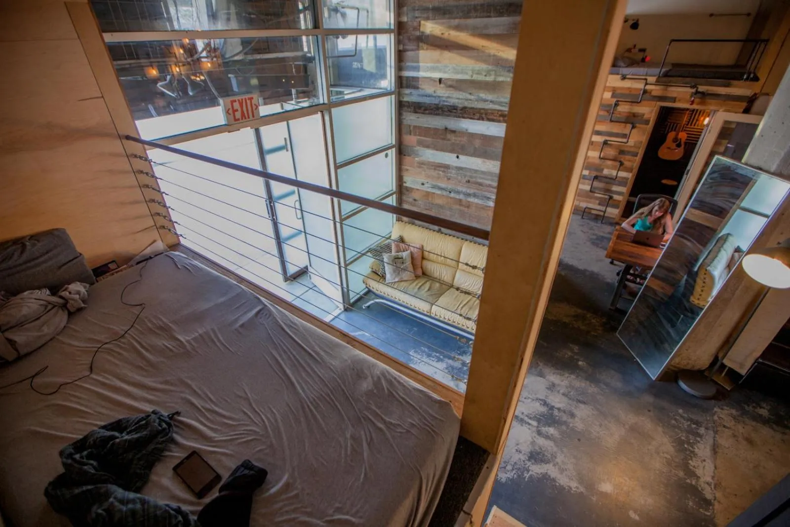 Photo of the whole room in PodShare Hollywood