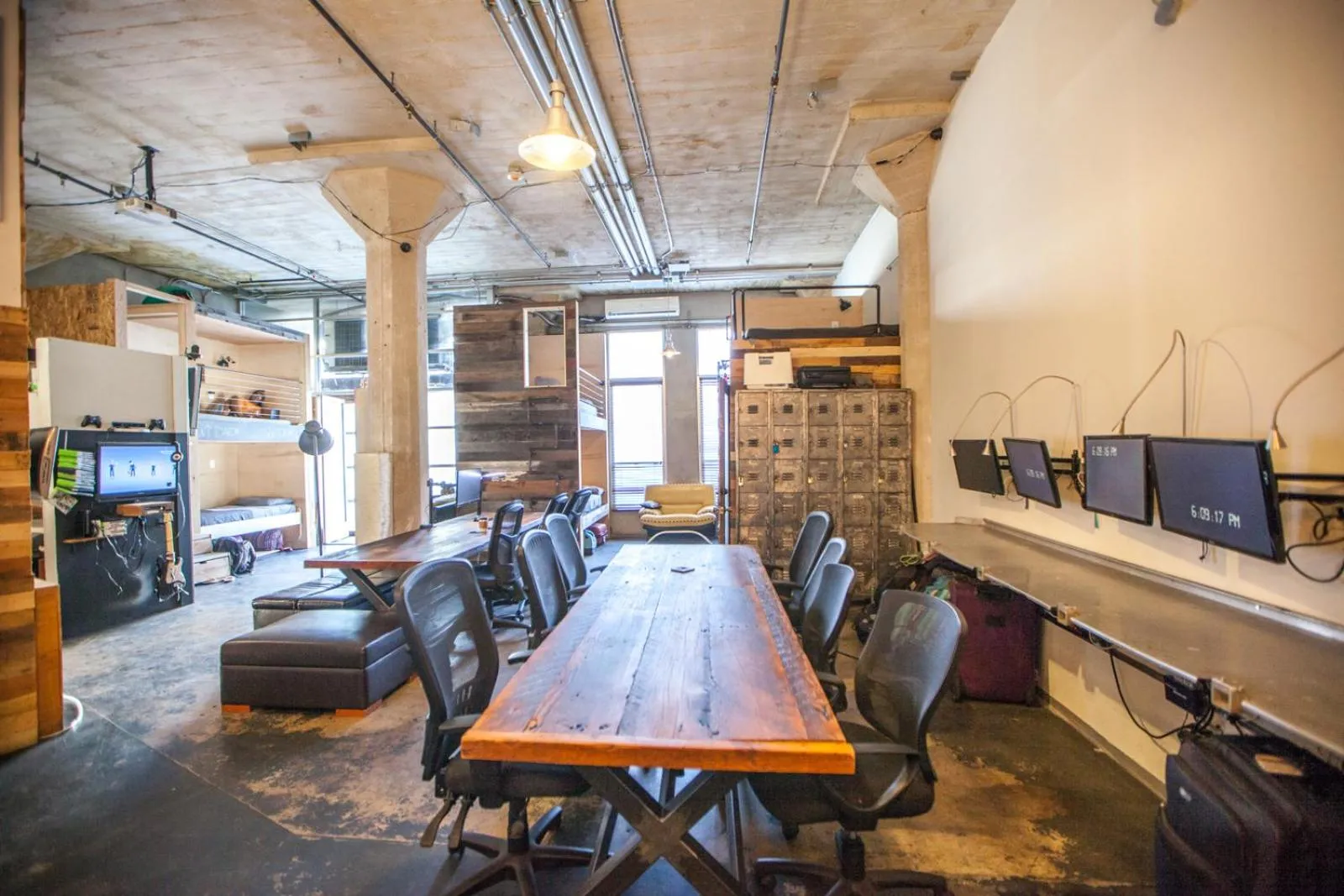 Photo of the whole room in PodShare Hollywood