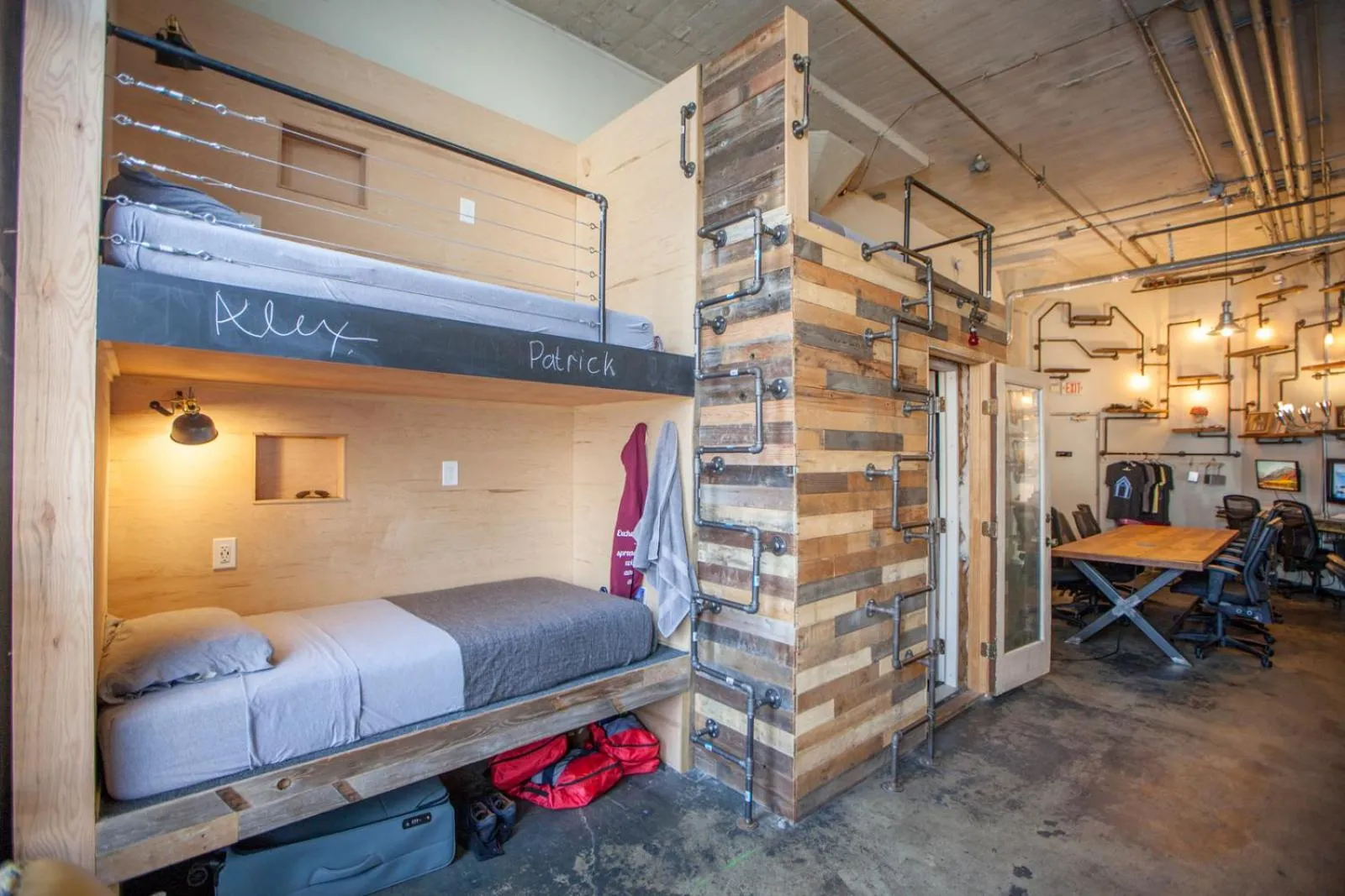 bunk bed, Bed in PodShare Hollywood