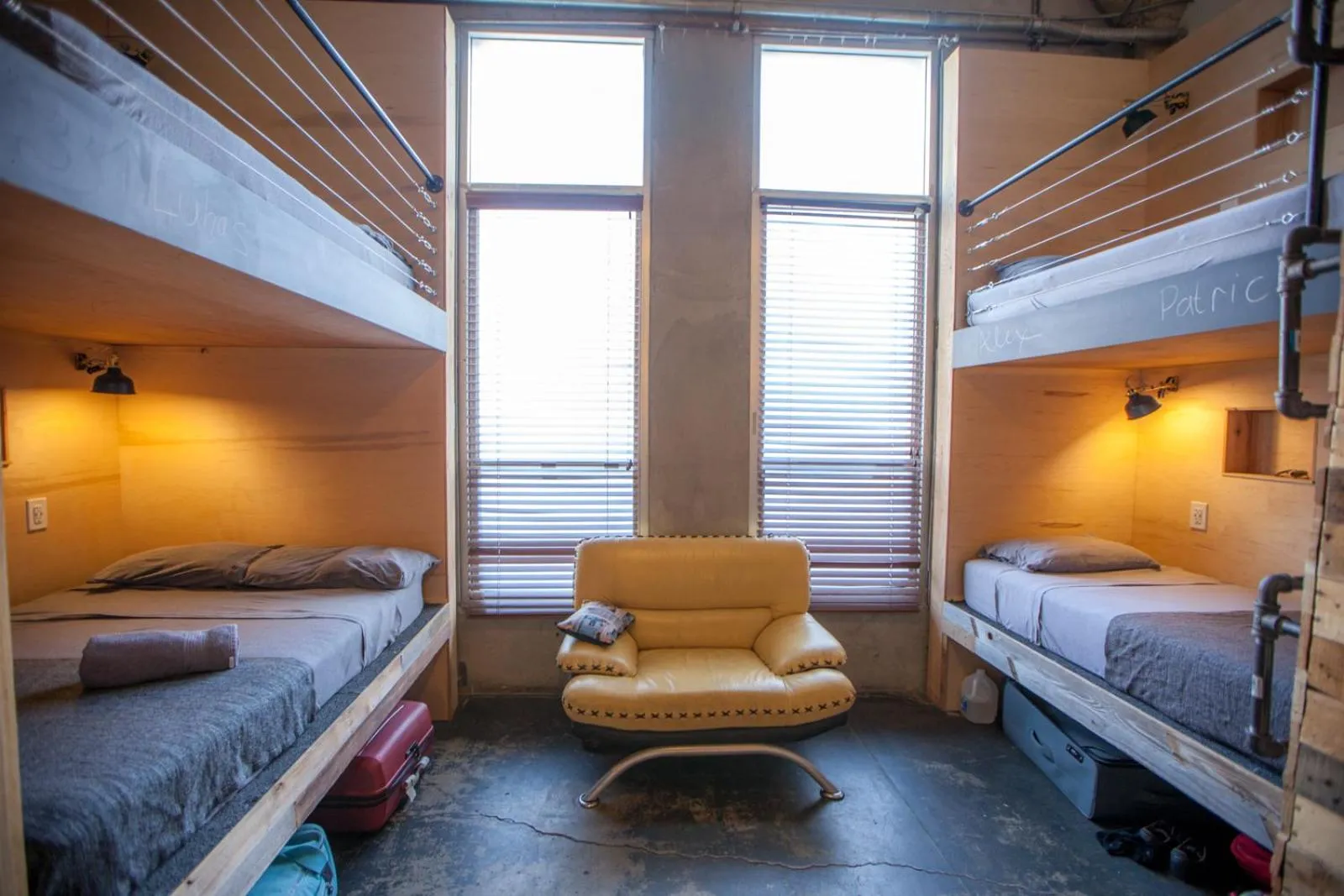 Seating area, Bed in PodShare Hollywood