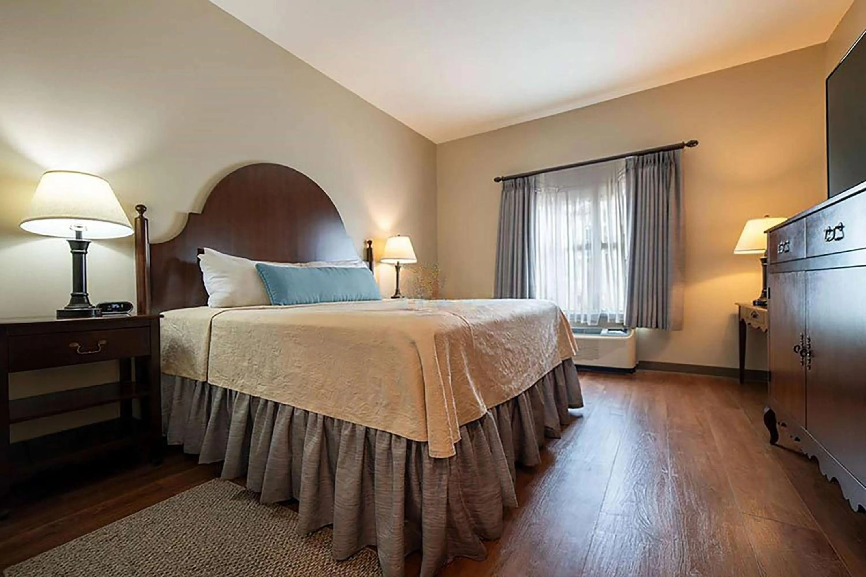 Photo of the whole room, Bed in Chateau Saint Denis Hotel