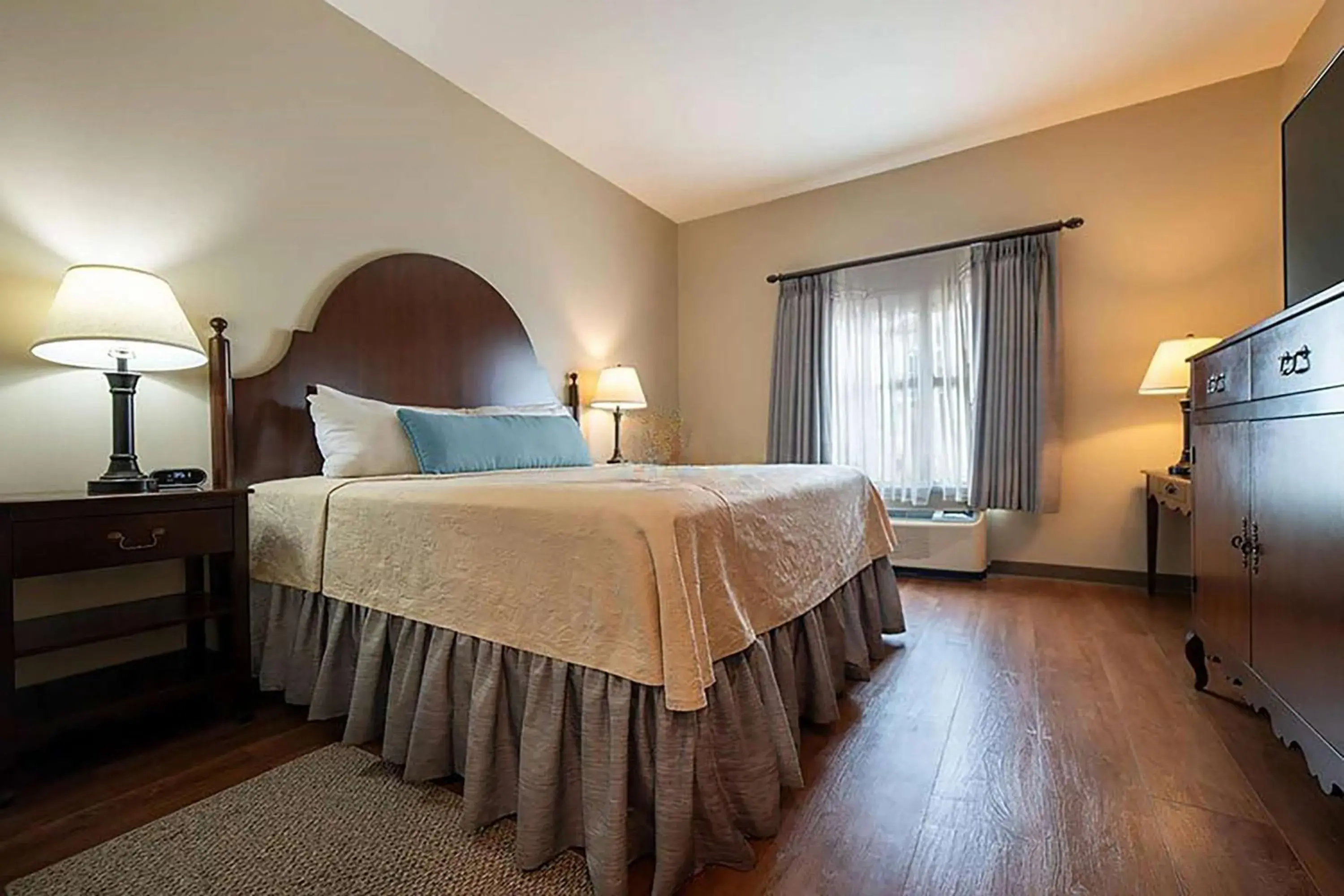 One-Bedroom King Suite with Roll-In Shower - Non-Smoking in Chateau Saint Denis Hotel One-Bedroom King Suite with Roll-In Shower - Non-Smoking in Chateau Saint Denis Hotel