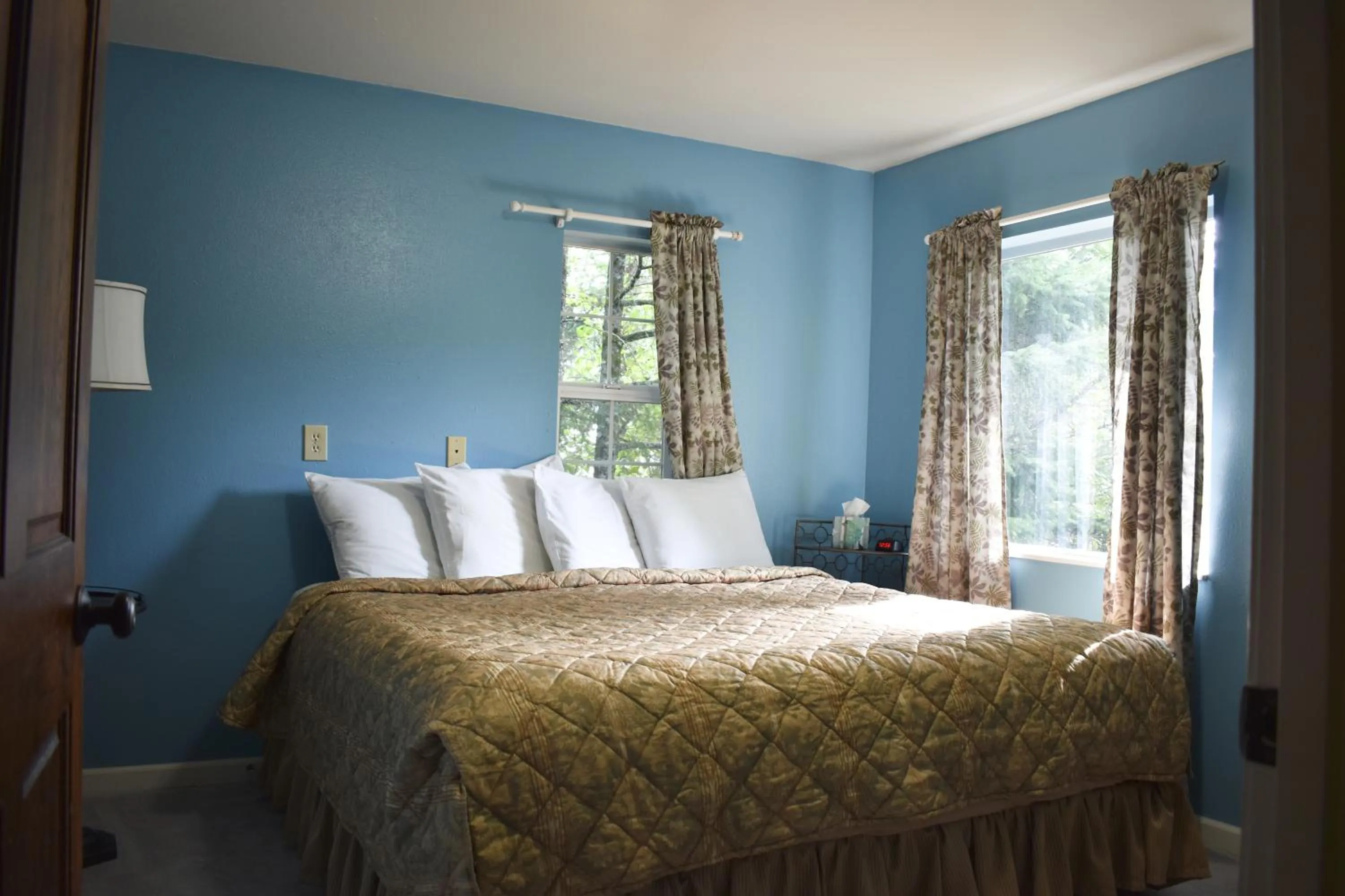 Bed in Exit Glacier Lodge